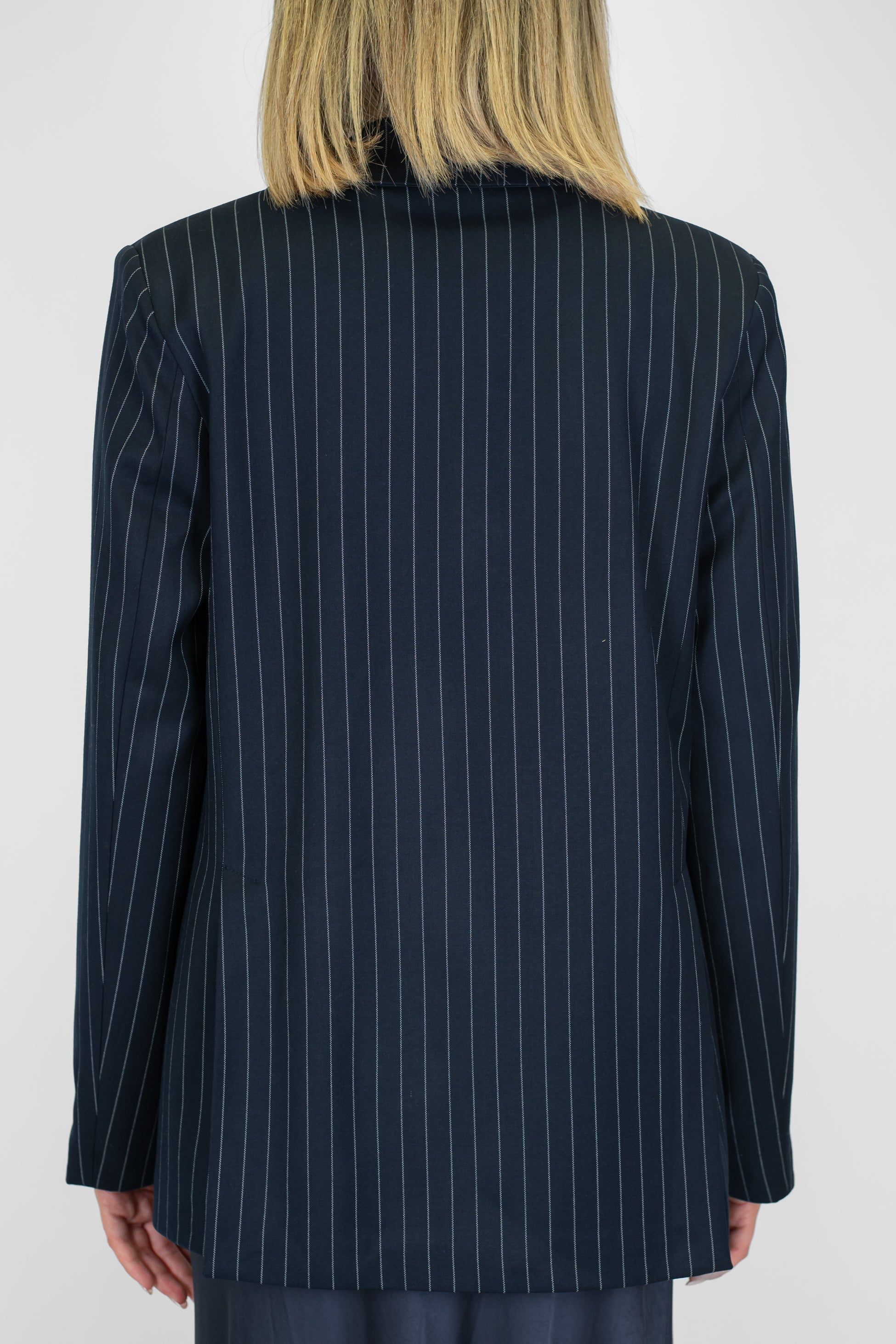 Tensione in - Giacca monopetto gessata con rose ricamate in tessuto