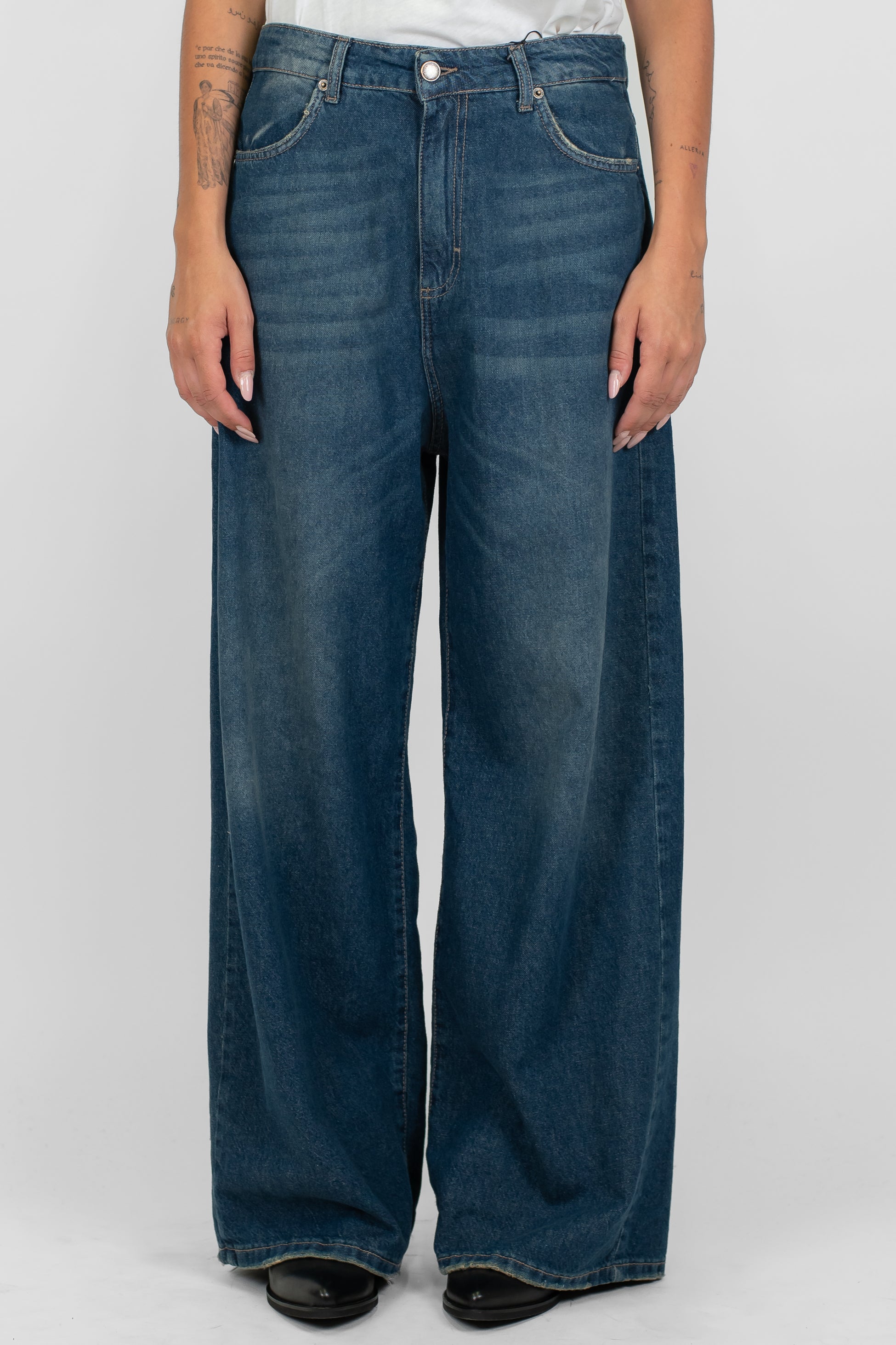 Tensione in - Jeans palazza lavaggio medio modello Giusi con tasconi posteriori