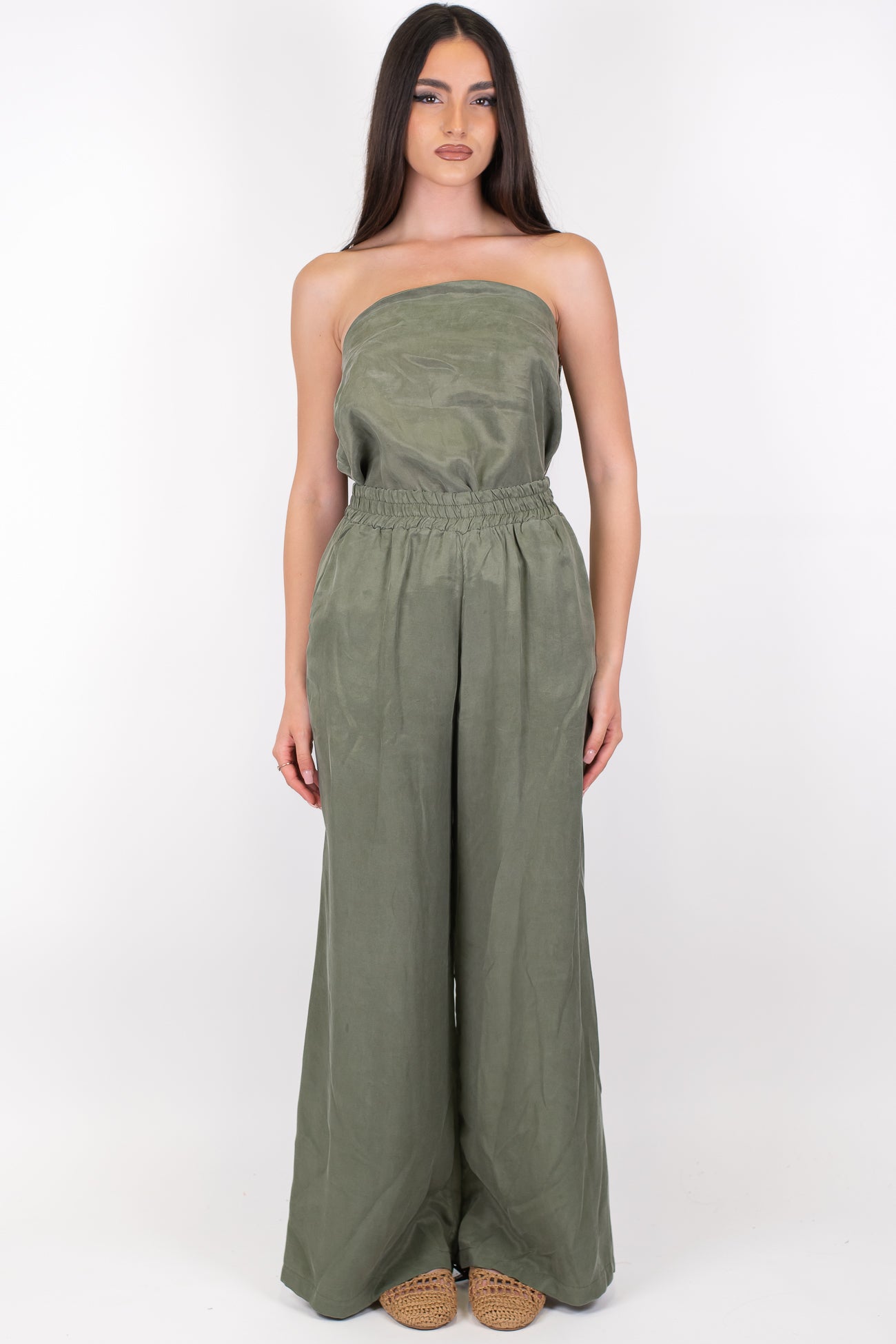 Tensione in - Coordinato in lyocell effetto cupro con top a fascia e pantalone palazzo con elastico in vita