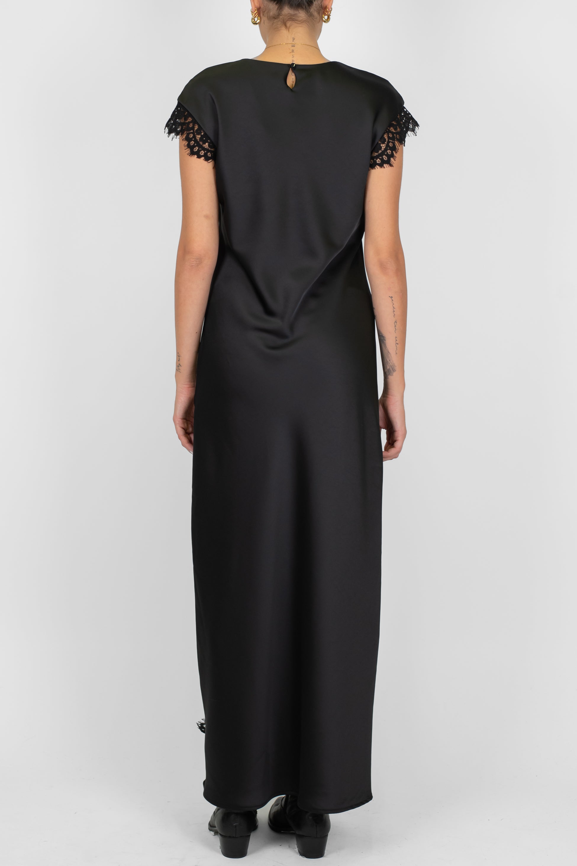 Motel - Abito lungo mezzamanica in satin con spacco laterale e profili in pizzo