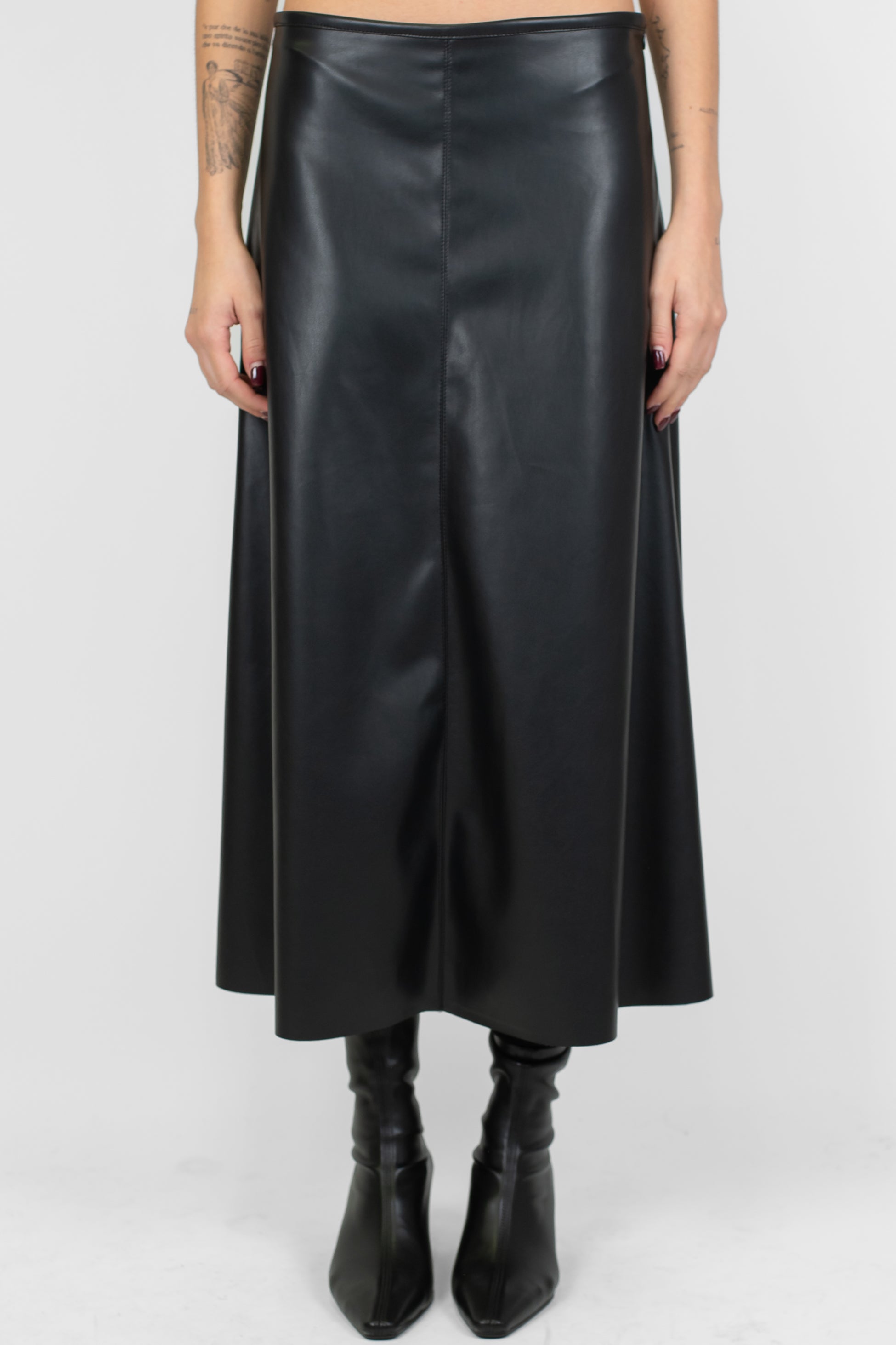 Tensione in - Gonna svasata in ecopelle con fondo a taglio vivo