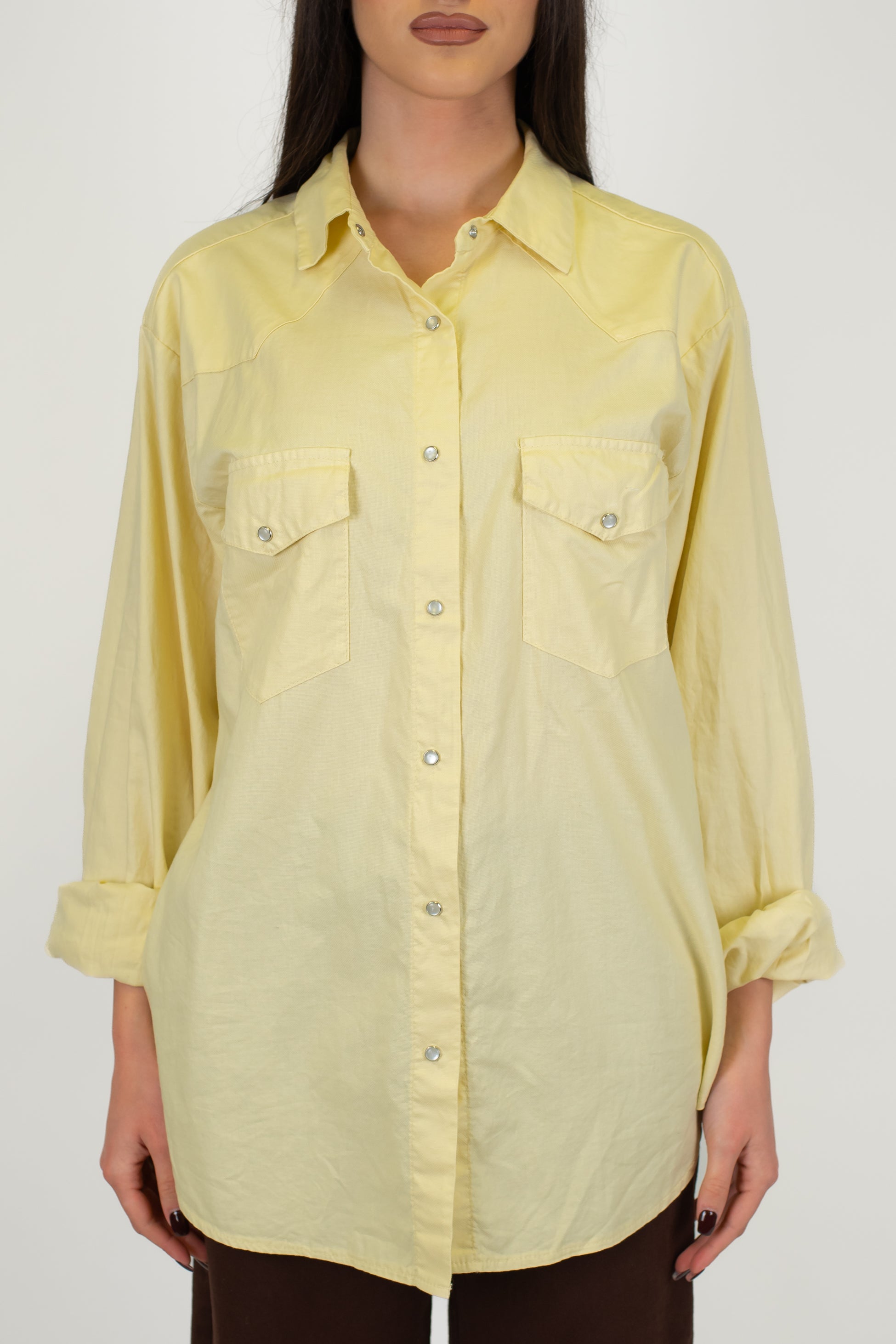 Tensione in - Camicia con taschini sul petto e chiusura con ciappe