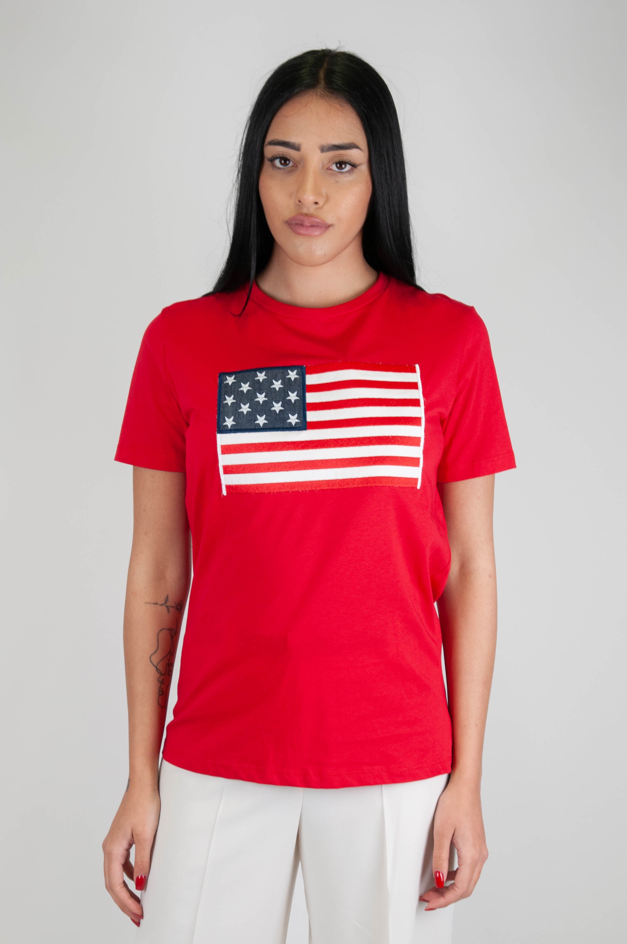 Tensione in - T-shirt con patch bandiera americana