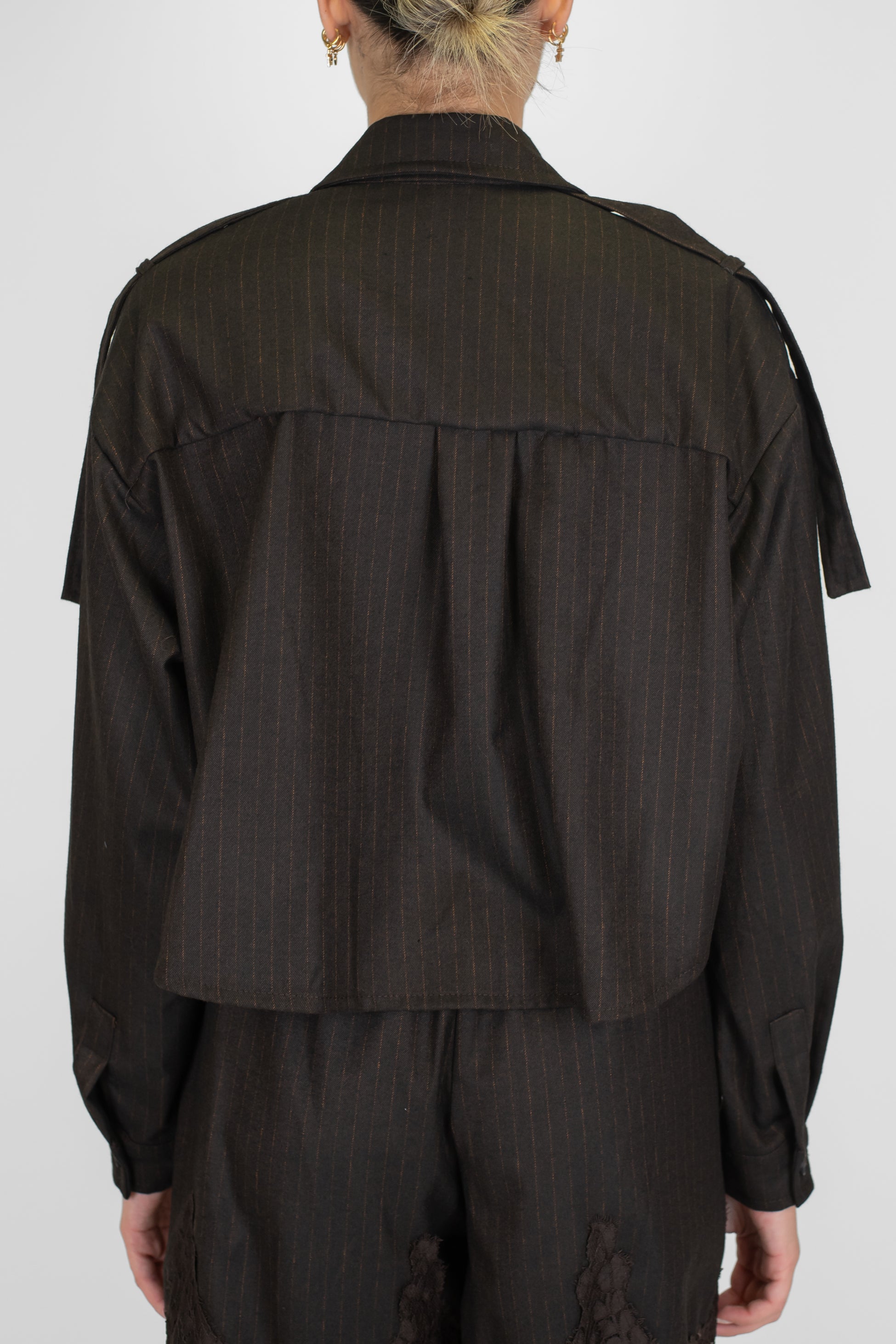 Tensione in - Camicia crop gessata con tascone sul petto