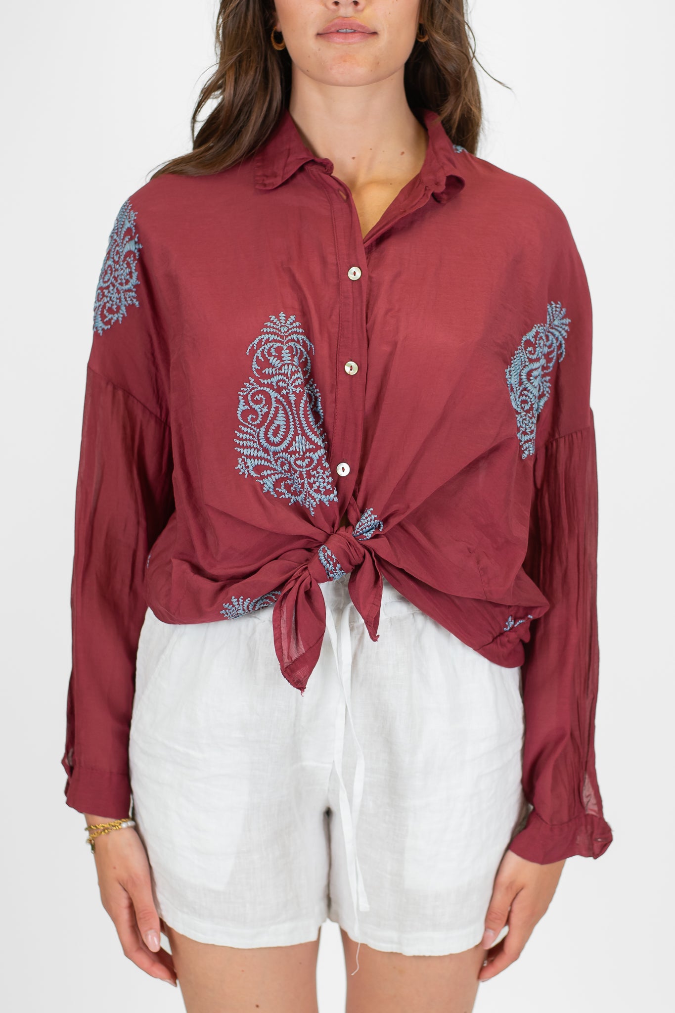 Tensione in - Camicia in misto seta con ricami a contrasto