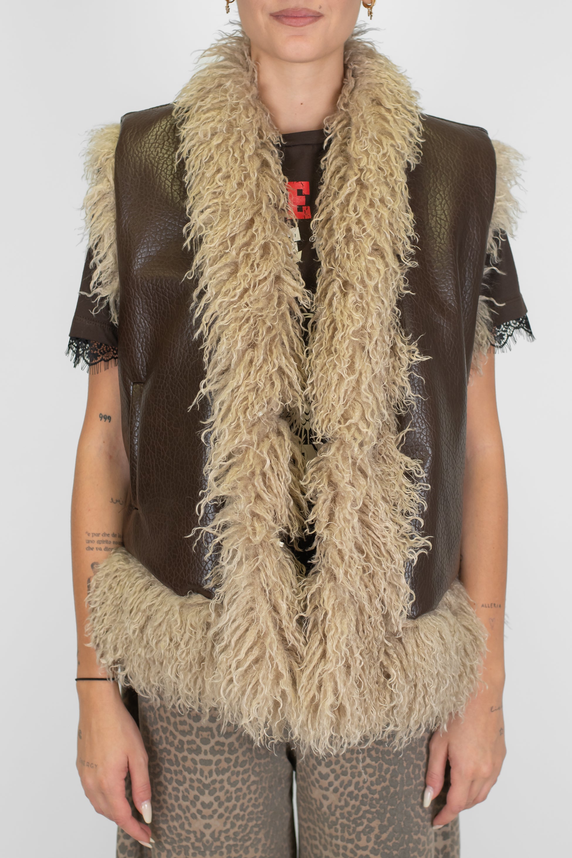 Tensione in - Gilet in ecopelle con profili in ecopelliccia