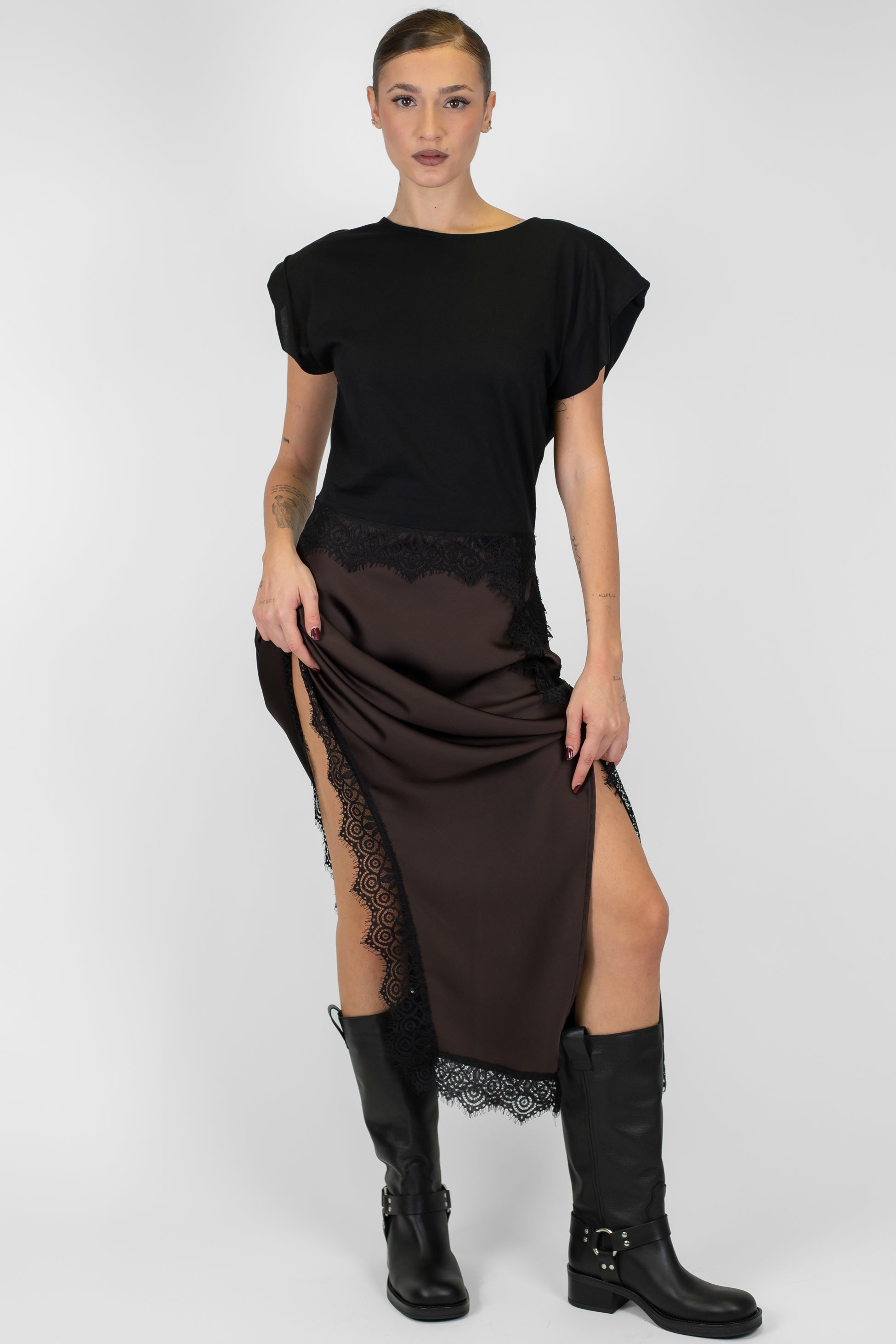 Motel - Abito lungo mezzamanica con spalline e gonna asimmetrica con orli in pizzo