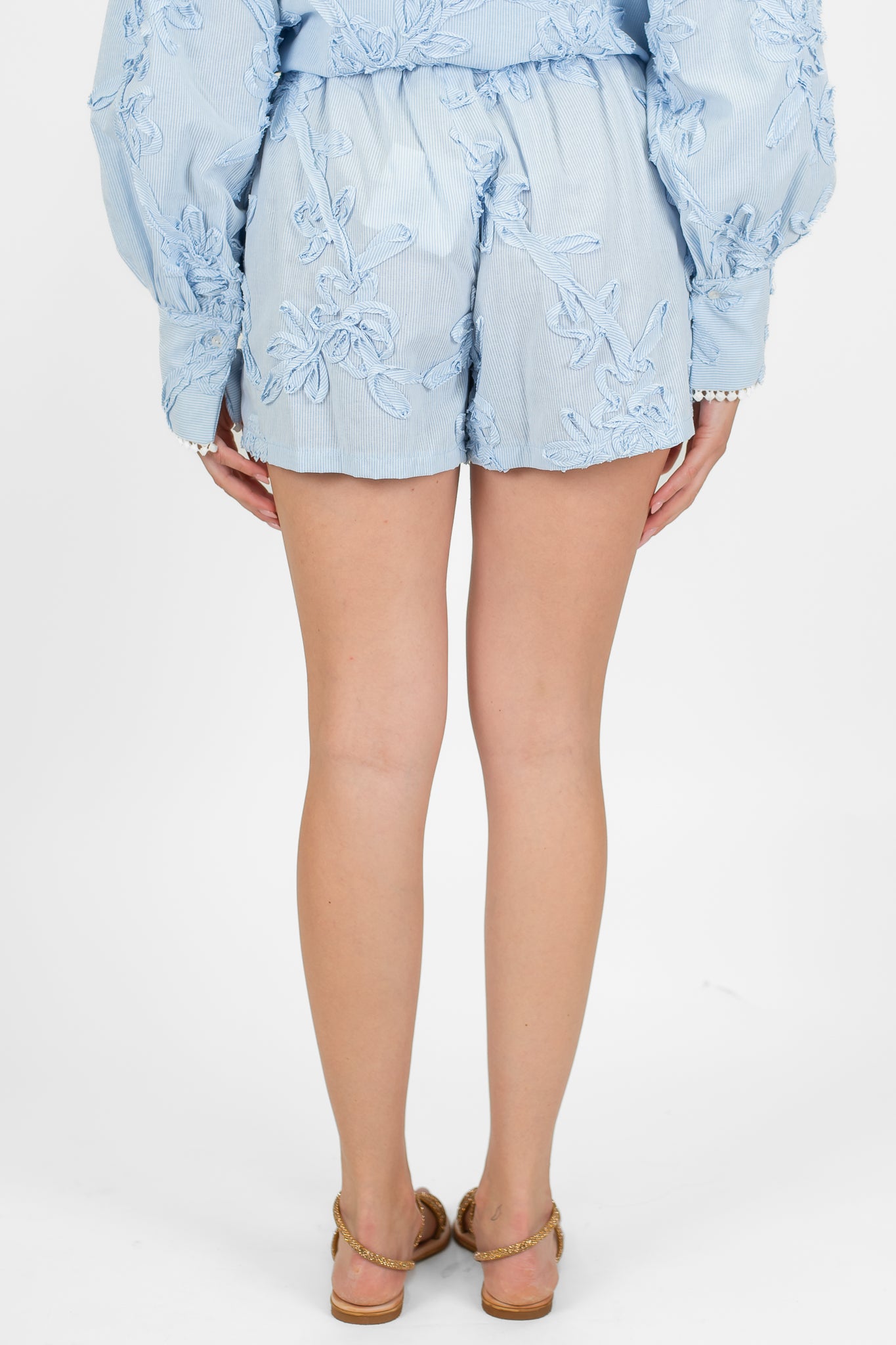 Tensione in - Shorts fantasia a righe con coulisse e ricami floreali intessuto