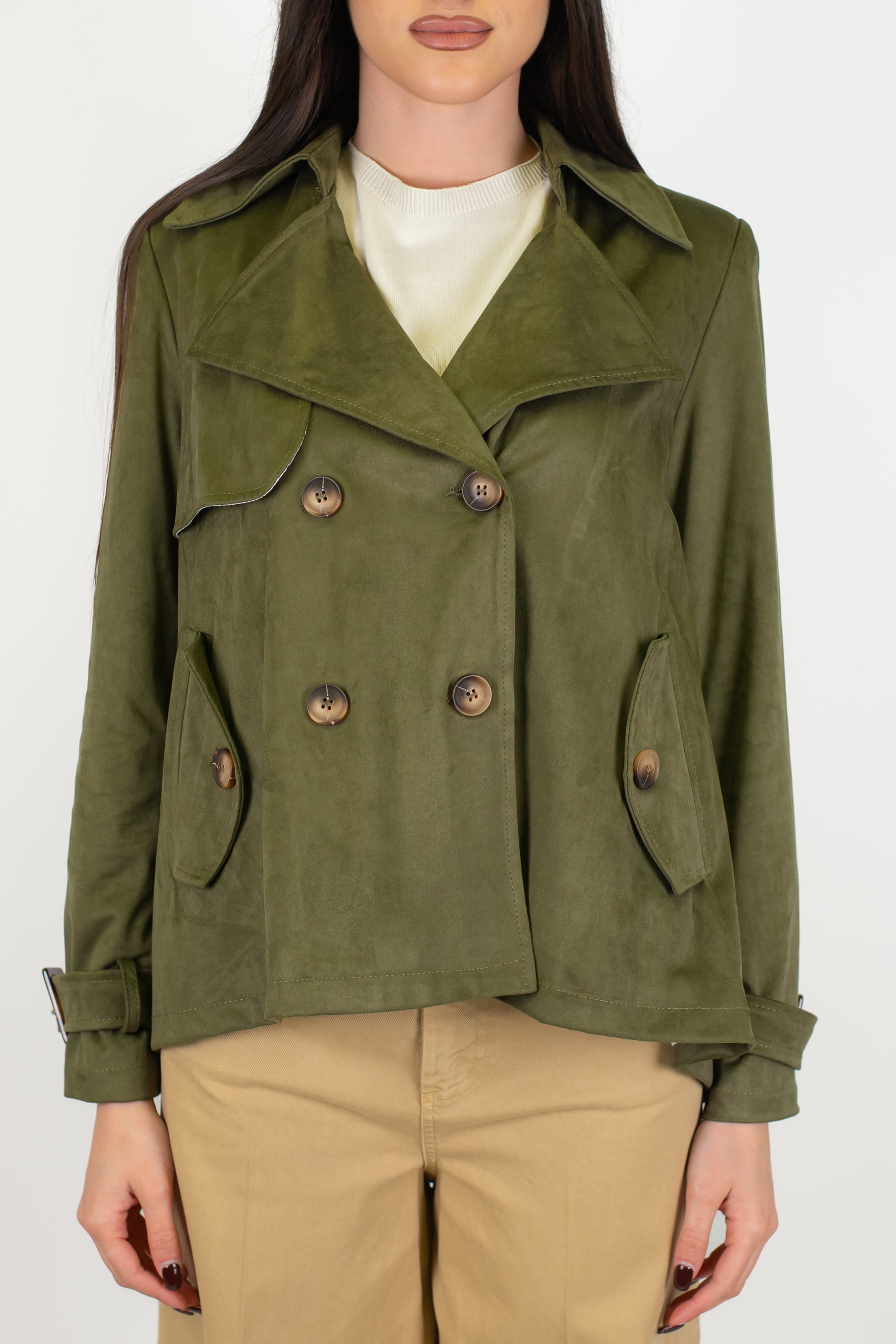 Tensione in - Trench corto doppiopetto in dainetto con tasche laterali e rever ampio a lancia