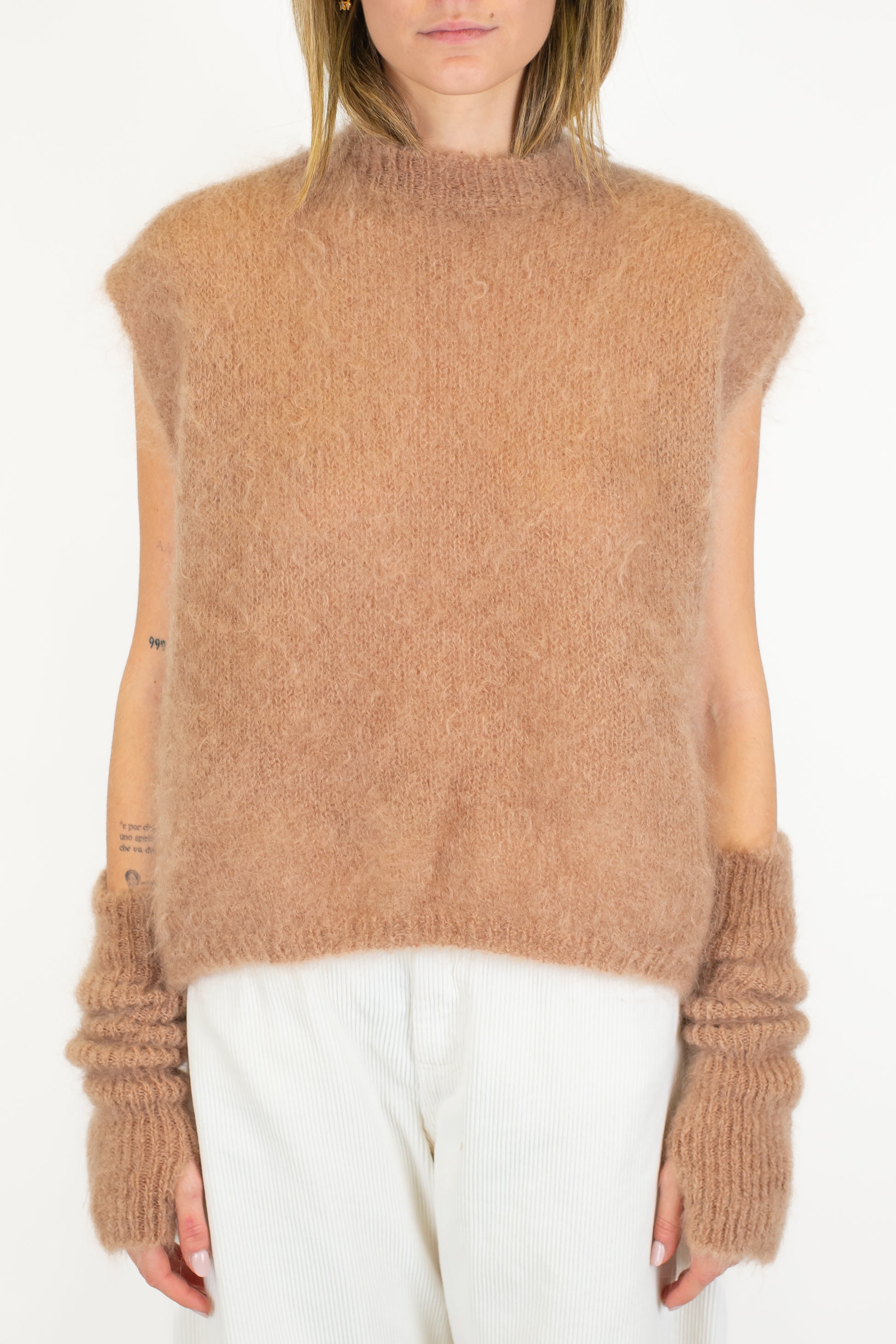 Tensione in - Maglia giromaniche in lana mohair con manicotti