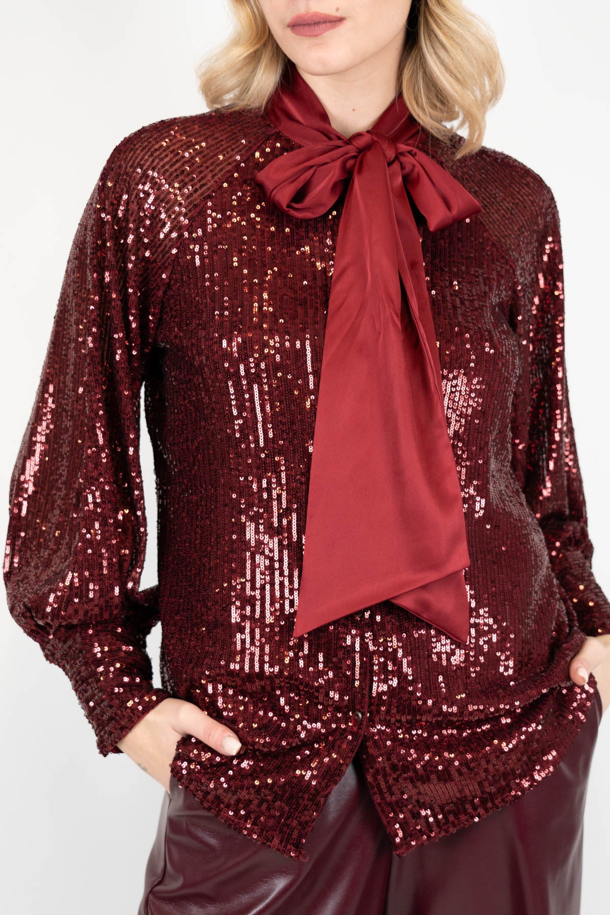 Tensione in - Camicia in paillettes con fiocco al collo in raso