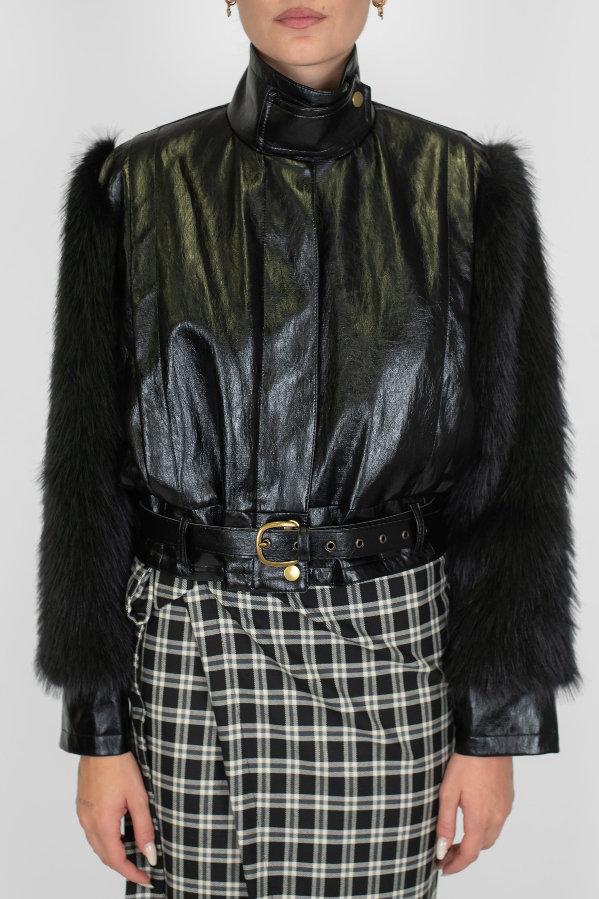 Tensione in - Giubbino crop in ecopelle con maniche in ecopelleccia