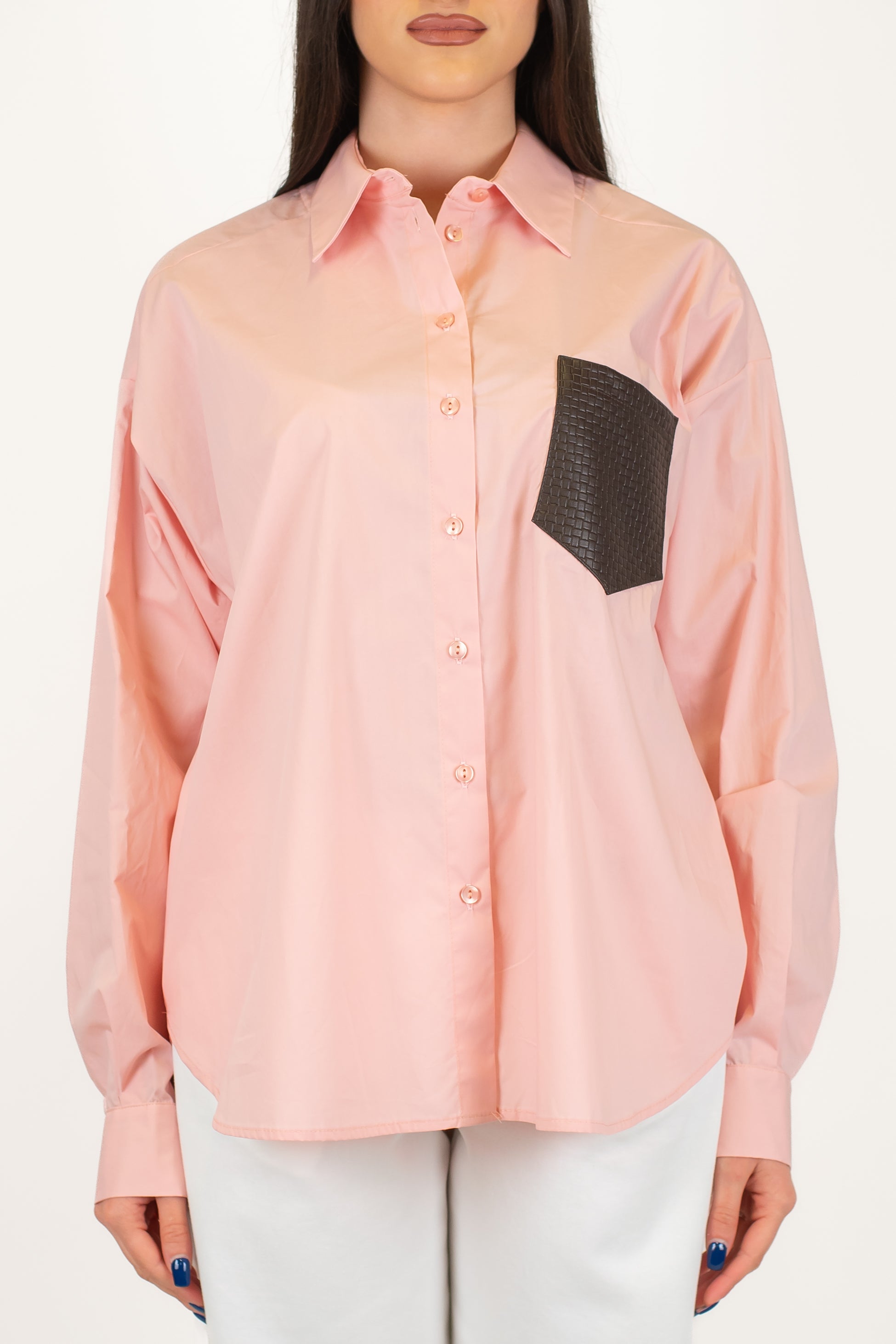 Tensione in - Camicia over con taschino in ecopelle a contrasto
