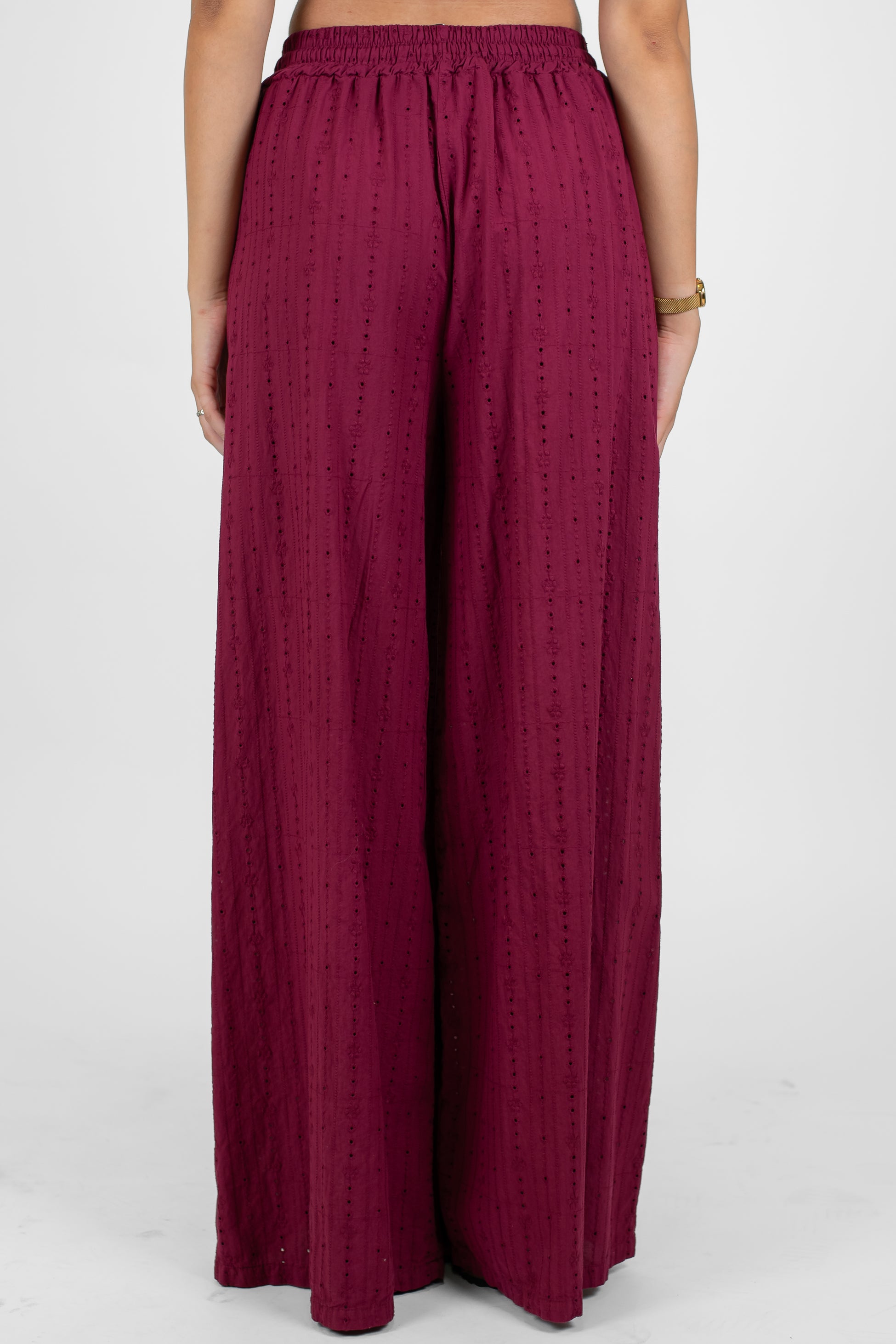 Haveone - Coordinato in pizzo sangallo con t-shirt scollo a V e pantalone palazzo con coulisse