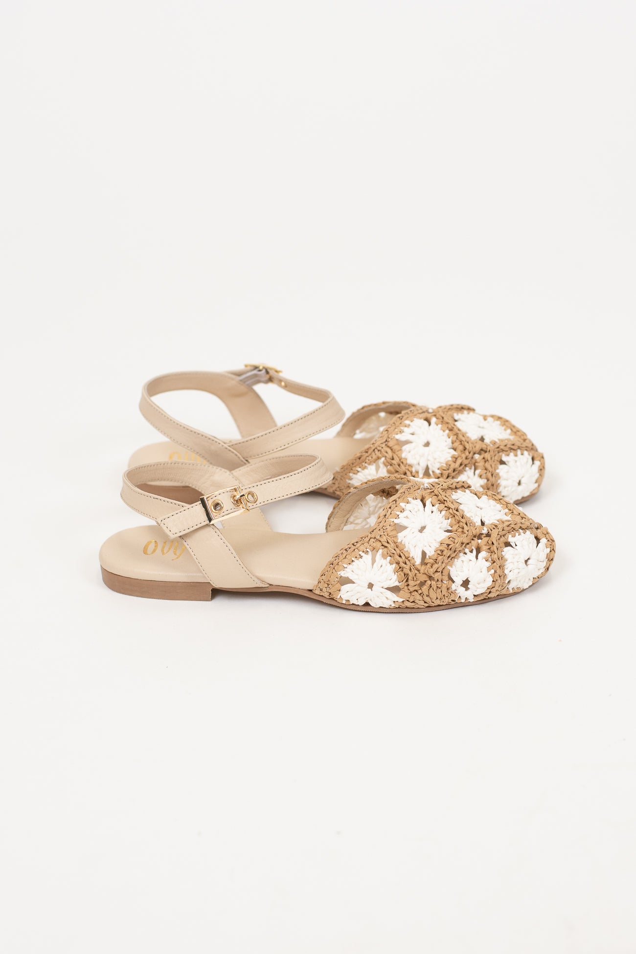 Ovyé - Slingback bassa in rafia con cinturino in pelle