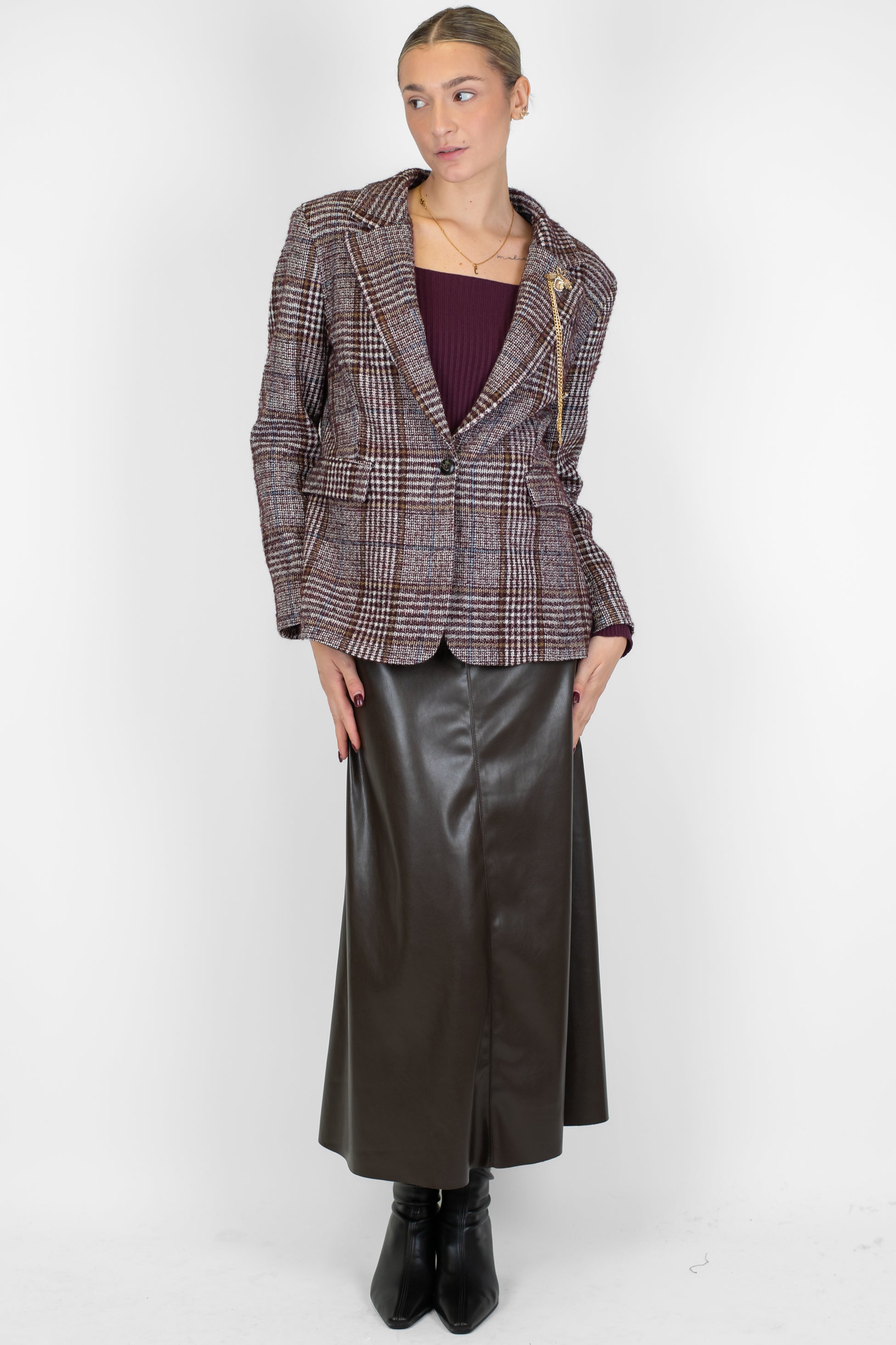 Tensione in - Gonna svasata in ecopelle con fondo a taglio vivo