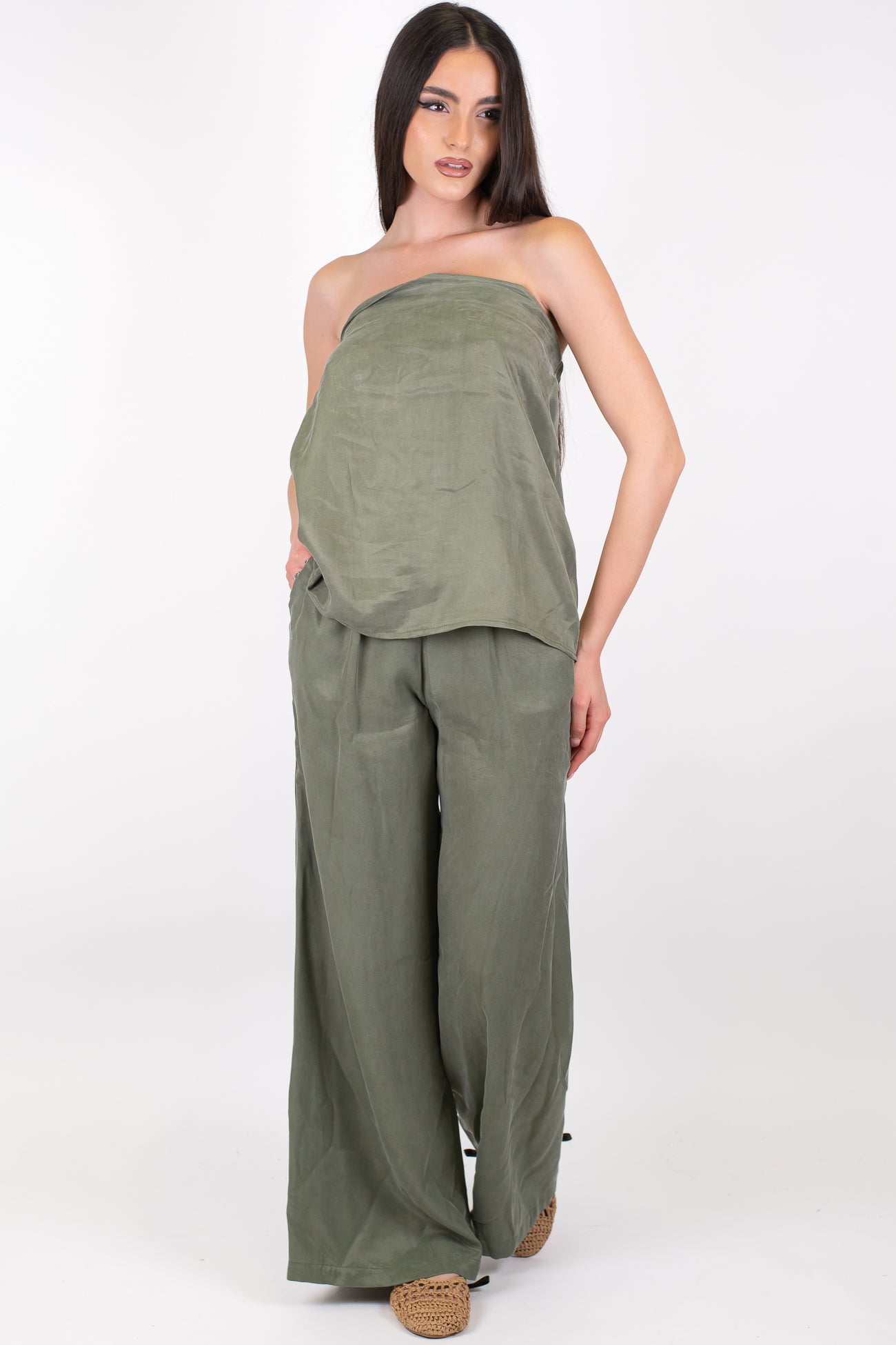 Tensione in - Coordinato in lyocell effetto cupro con top a fascia e pantalone palazzo con elastico in vita