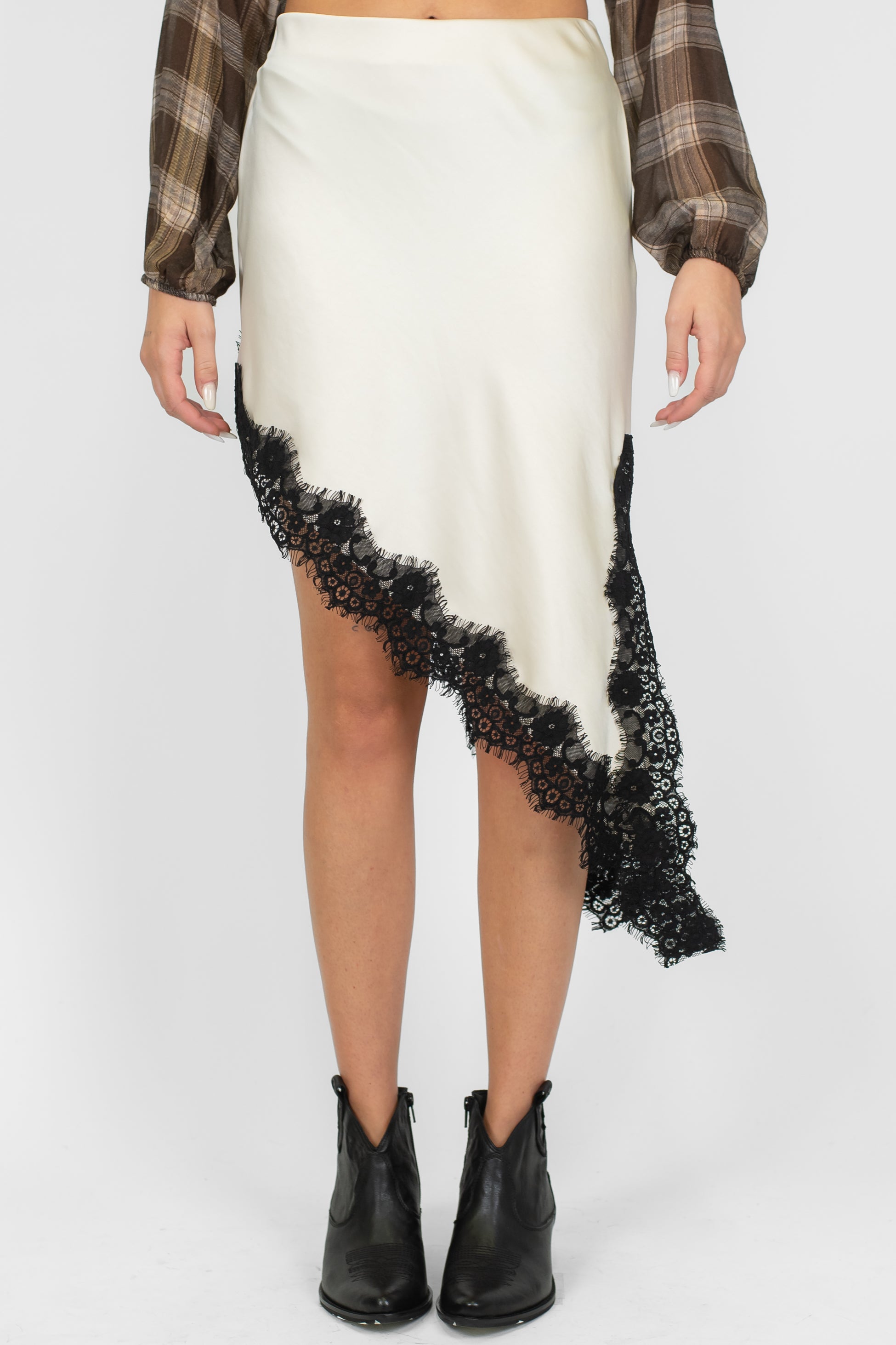 Motel - Minigonna asimmetrica in satin con orli in pizzo