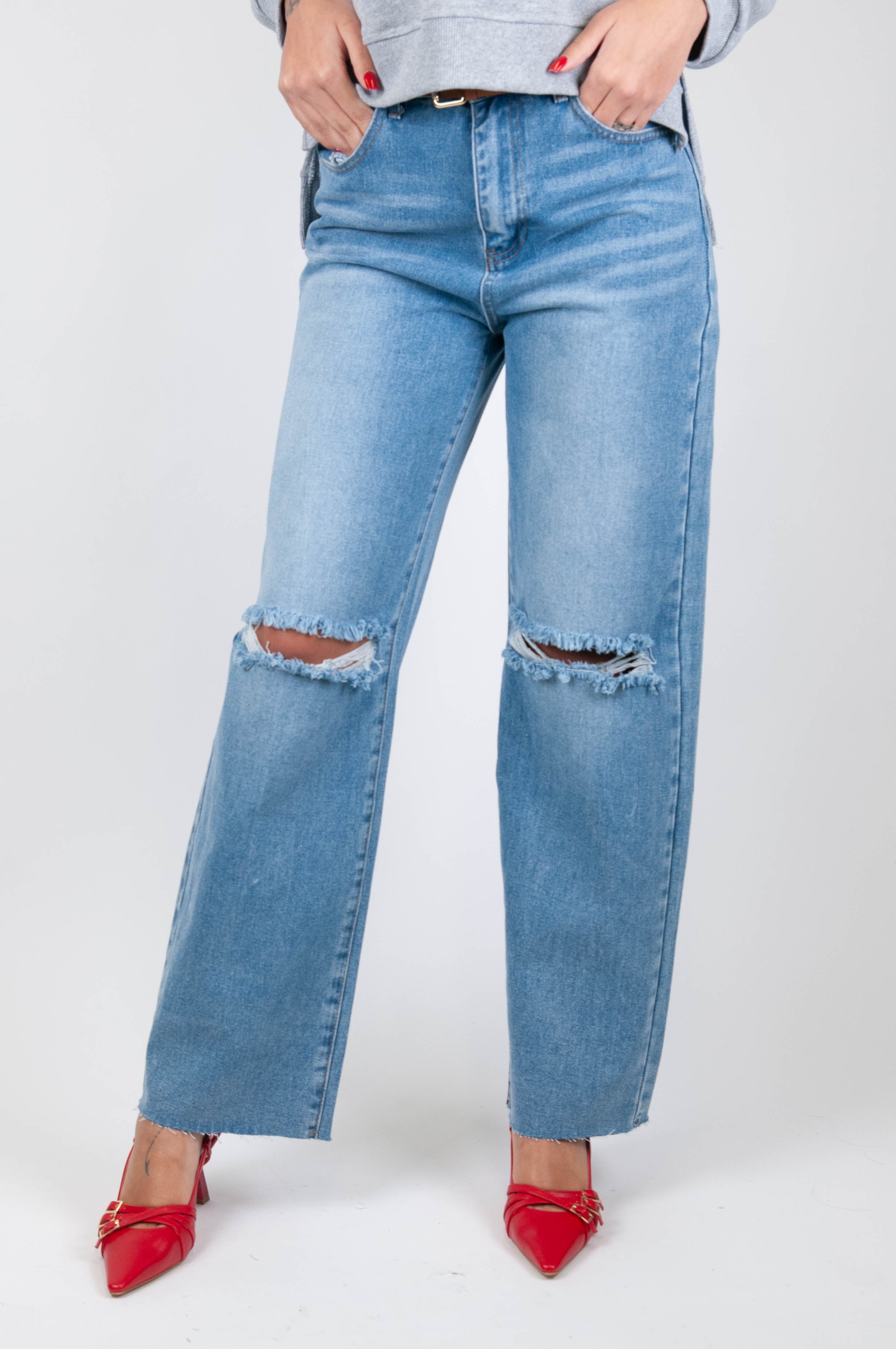 Tensione in - Jeans con strappi sulle ginocchia