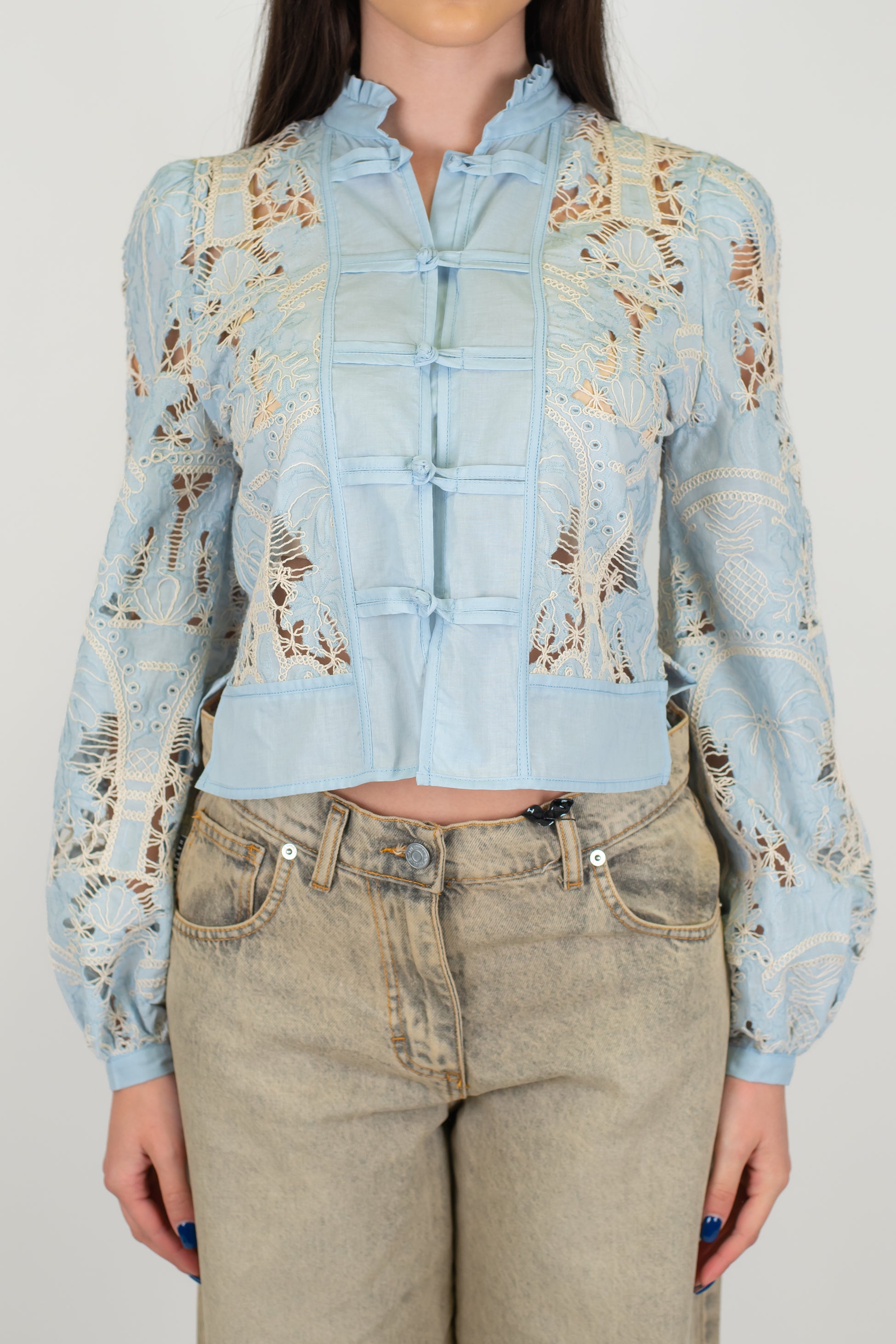 Tensione in - Camicia crop con trama in crochet e chiusura con alamari