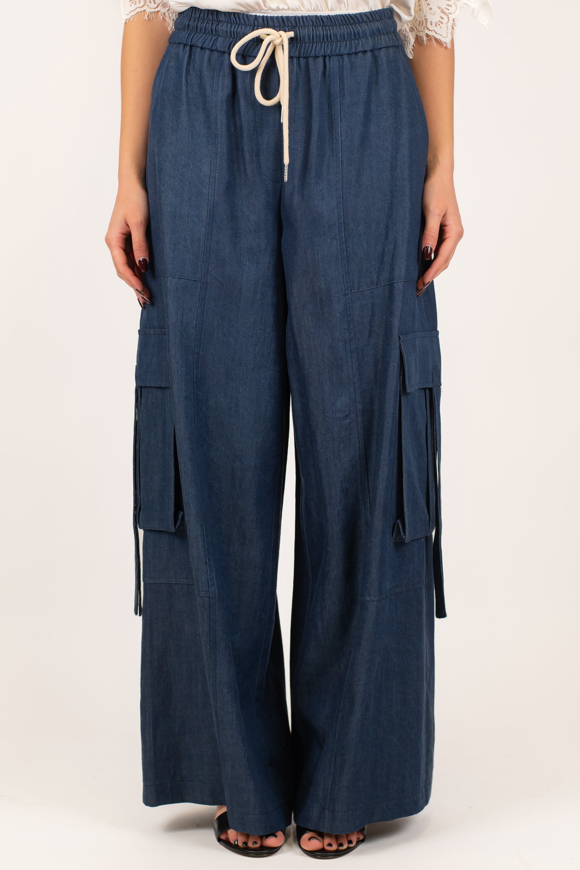 Tensione in - Pantalone palazzo cargo in lyocell effetto denim con coulisse