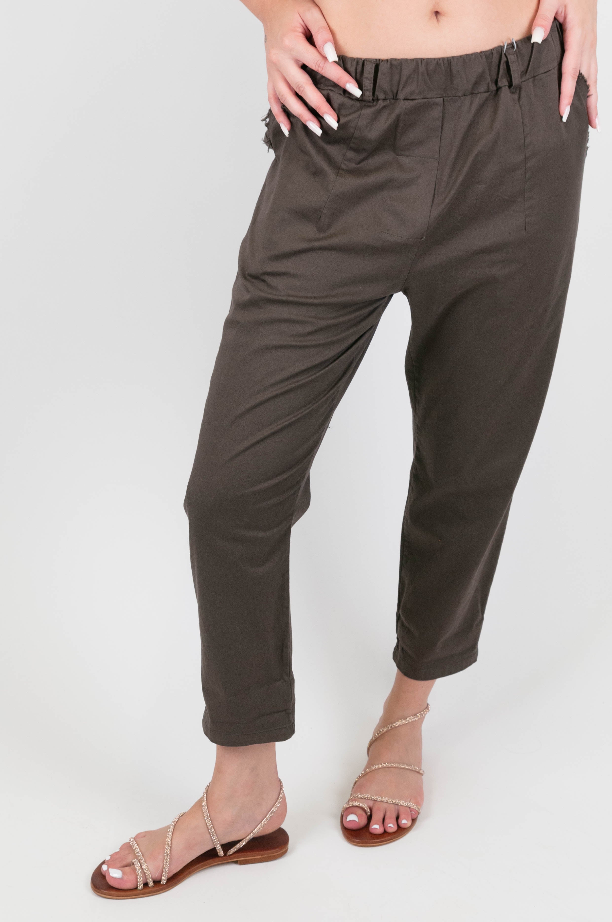 Motel - Pantalone carrot con tasche sfrangiate ed elastico in vita