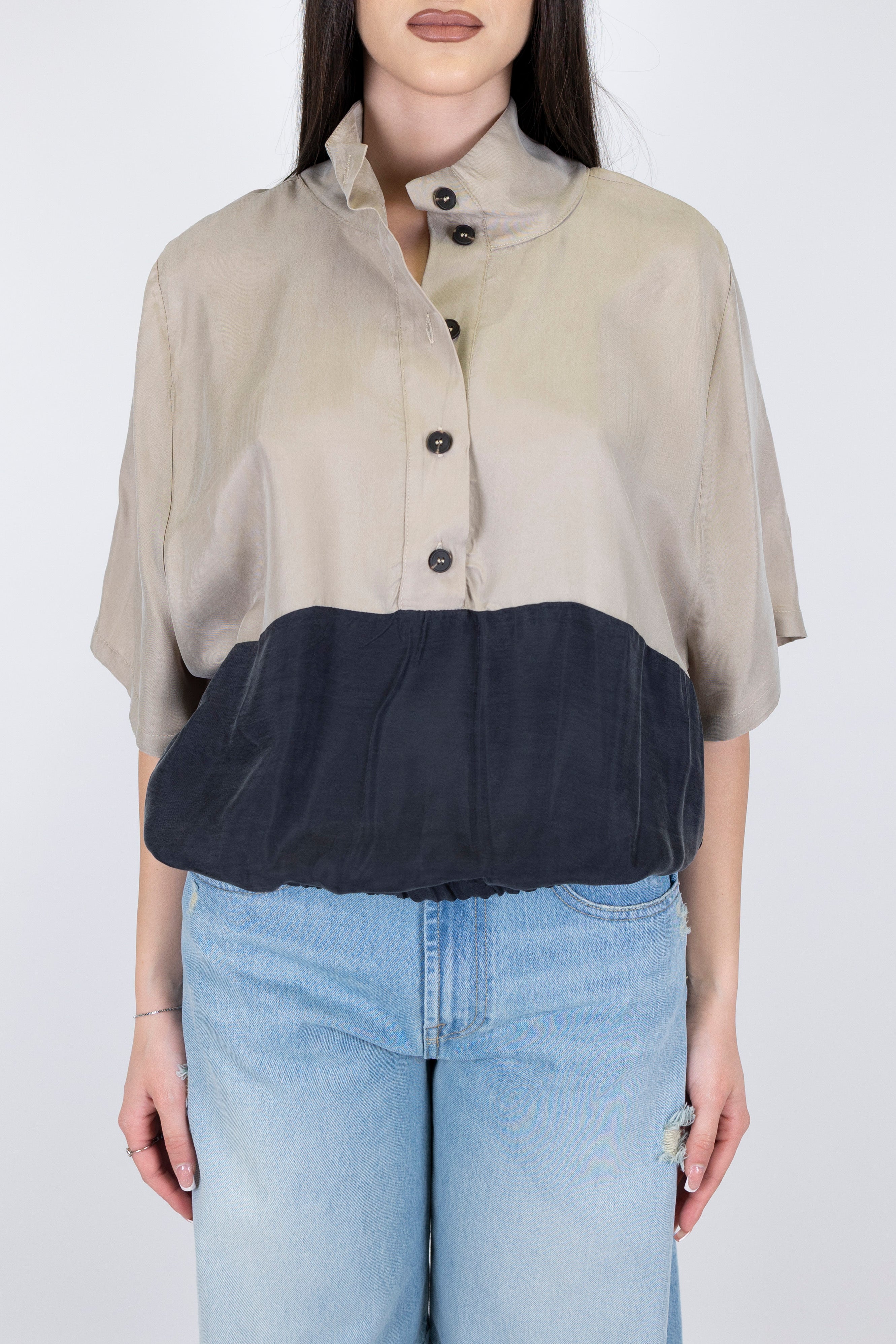 Tensione in - Camicia over mezzamanica in cupro con colore a contrasto ed elastico sul fondo