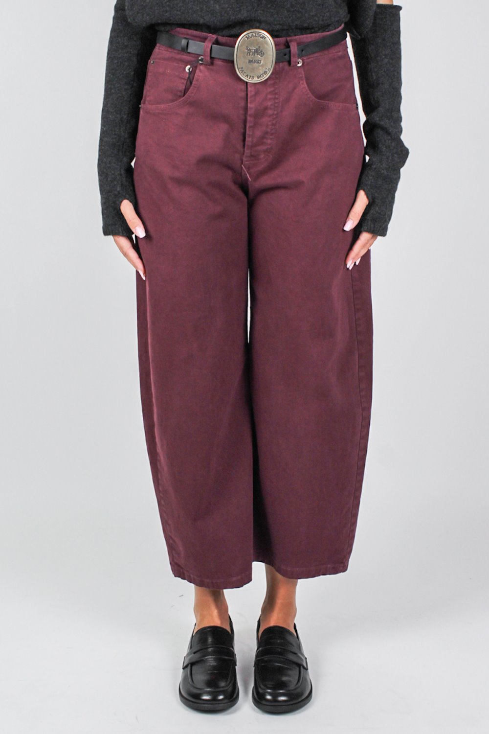Tensione in - Pantalone balloon crop in denim colorato con cintura