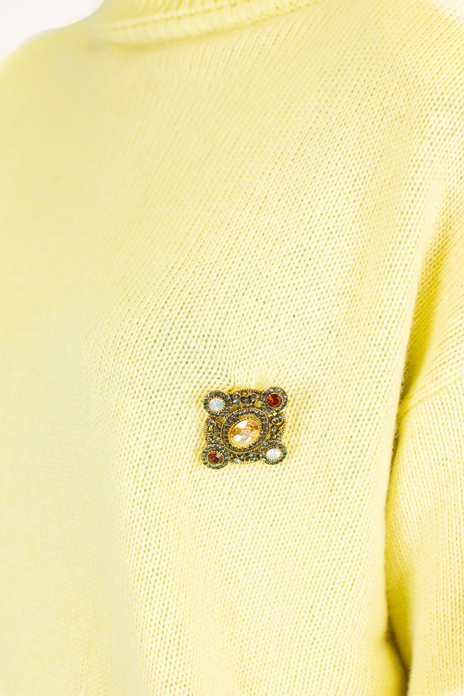 Motel - Dolcevita in misto lana con spalline e spilla gioiello