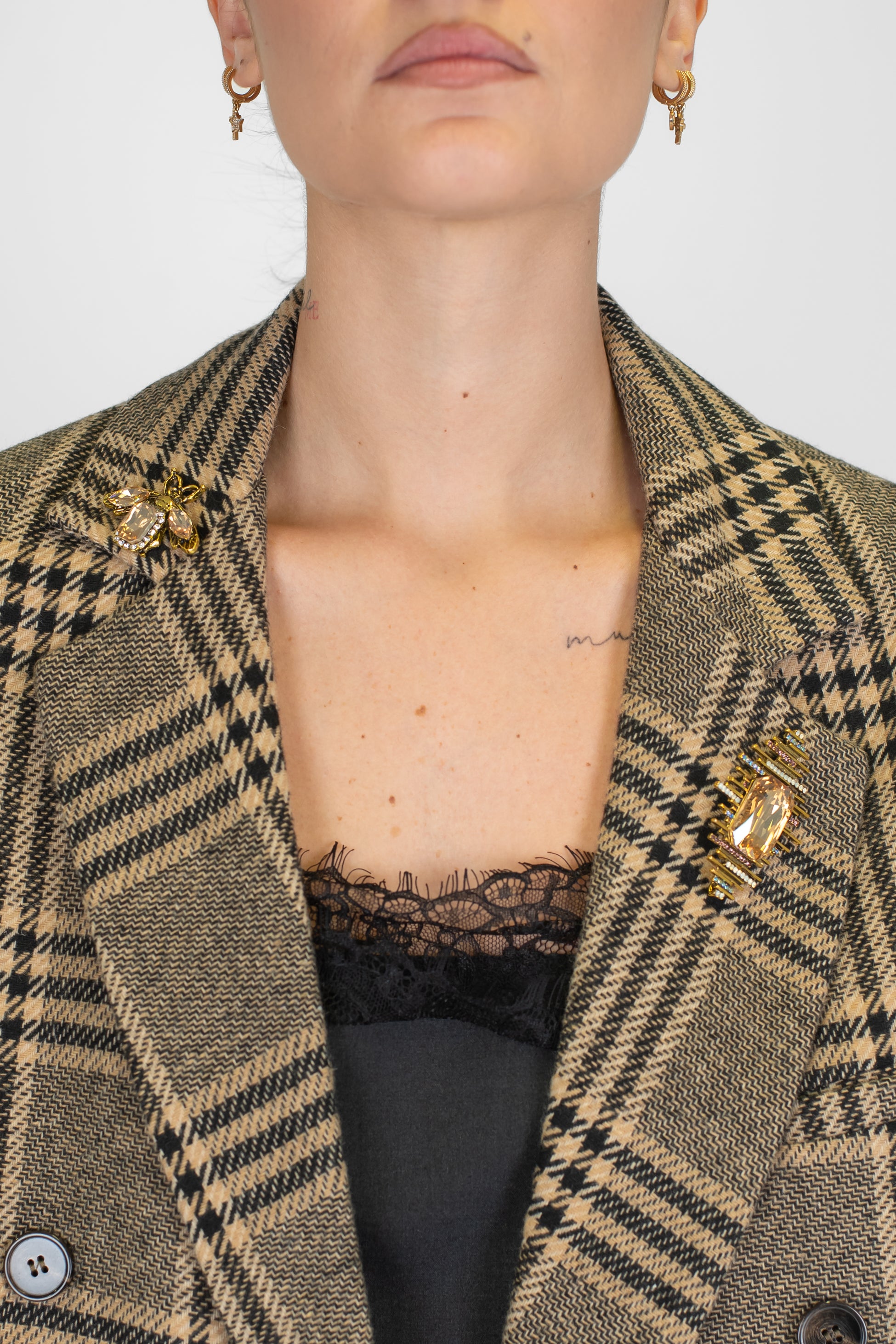 Tensione in - Giacca doppiopetto fantasia quadro in misto lana con spilla gioiello