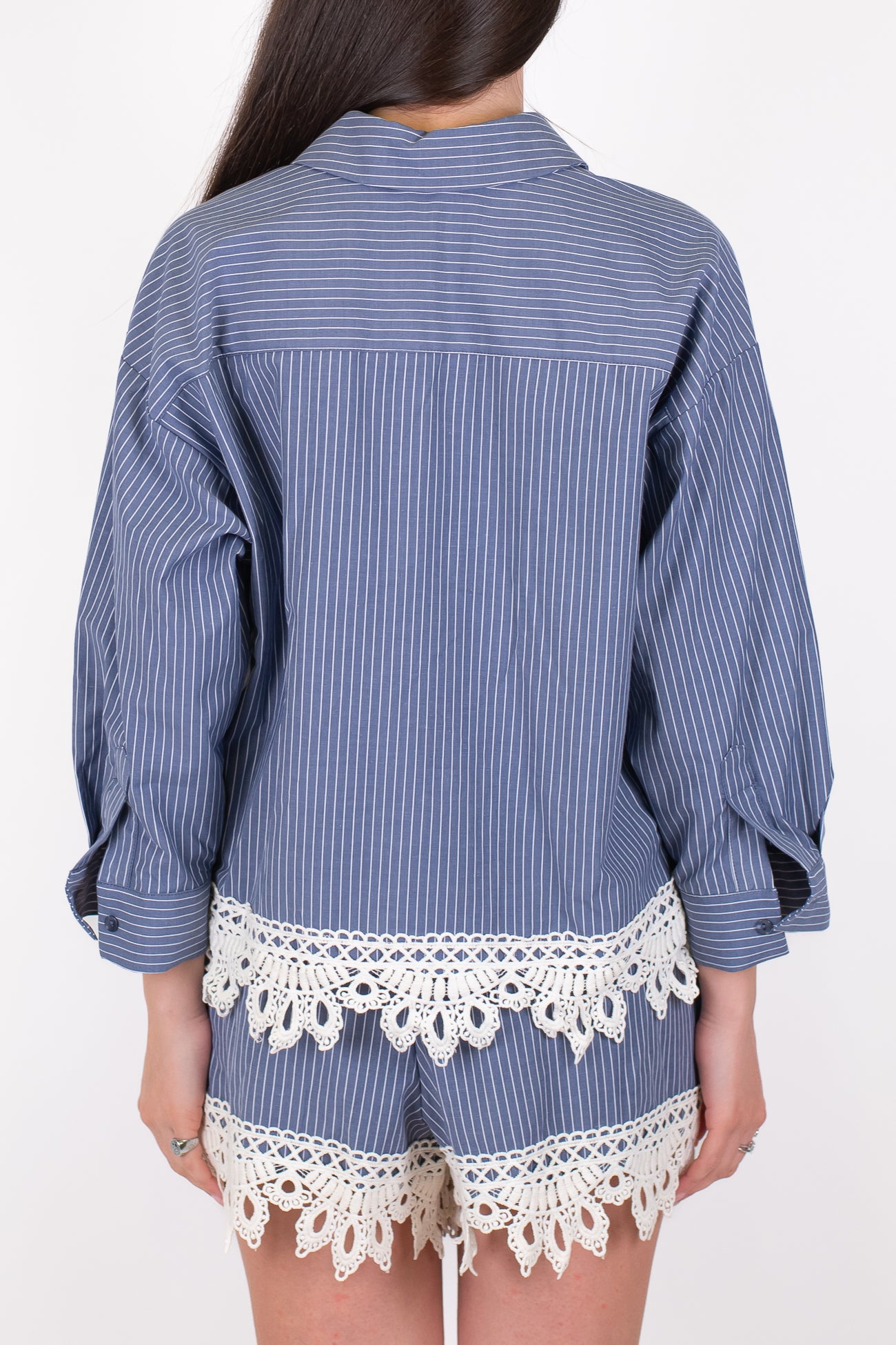 Motel - Coordinato camicia e shorts fantasia a righe con pizzo sul fondo