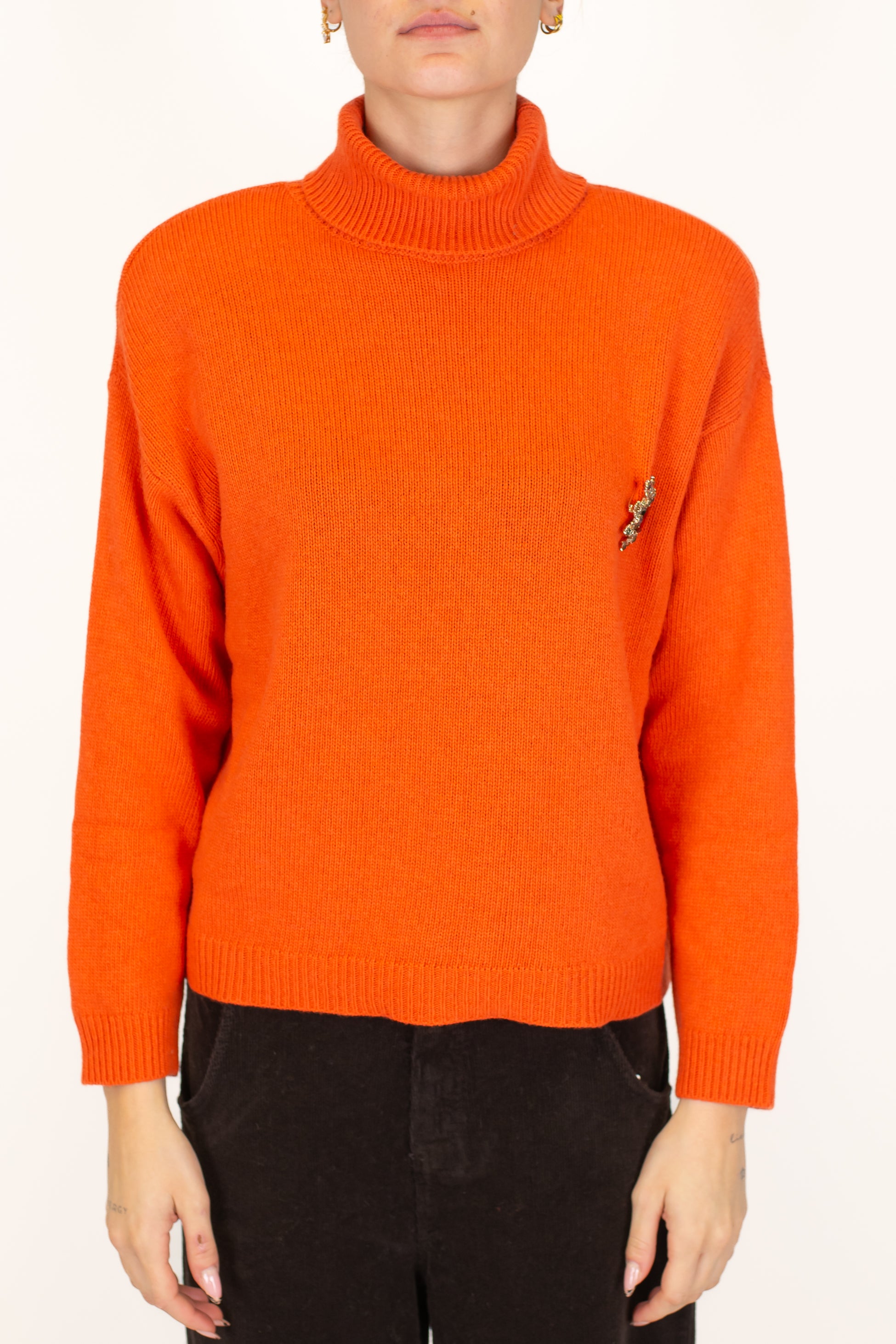 Motel - Dolcevita in misto lana con spalline e spilla gioiello