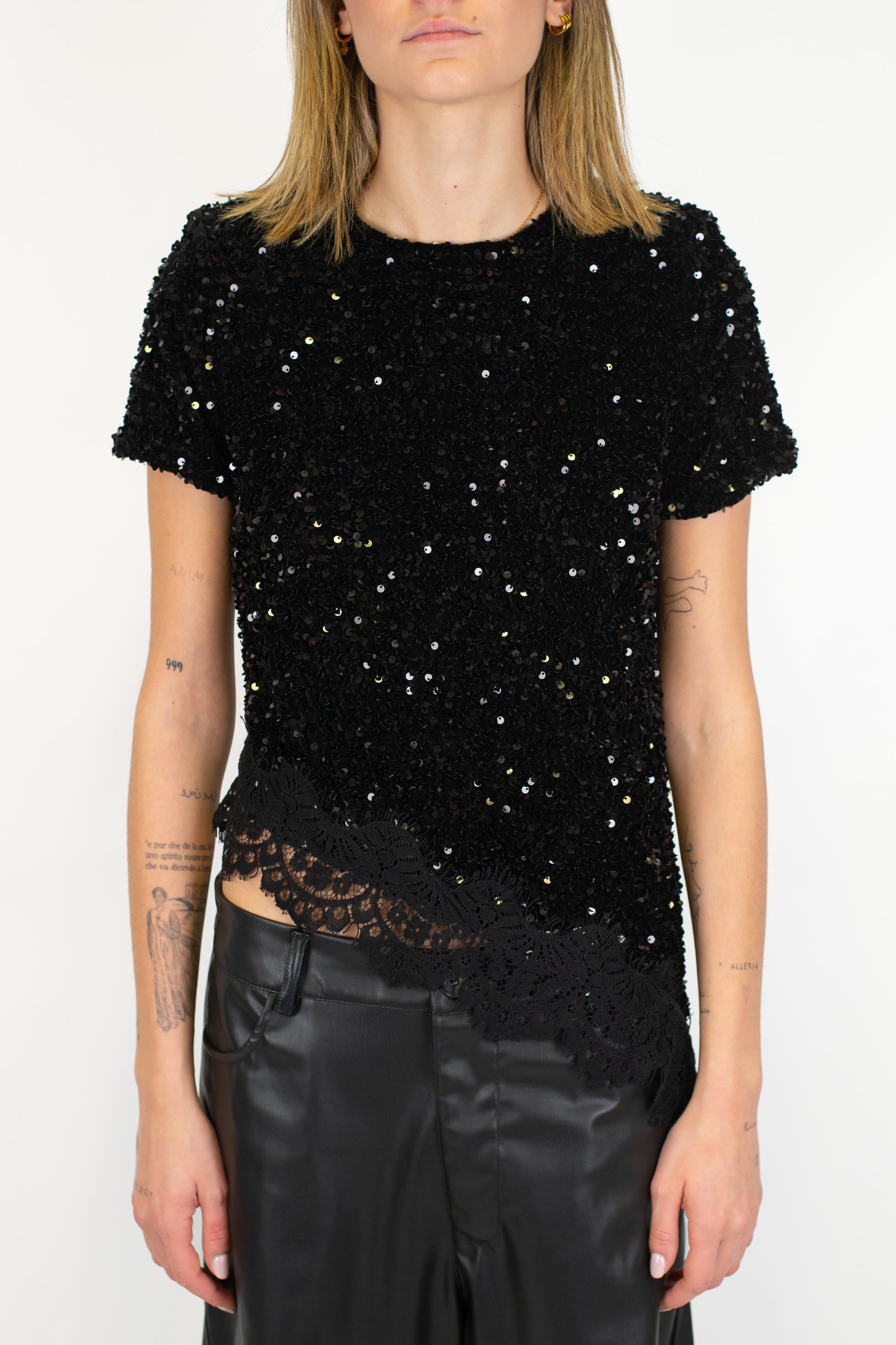 Motel - T-shirt paillettes con fondo asimmetrico in pizzo e bottoncino sul retro