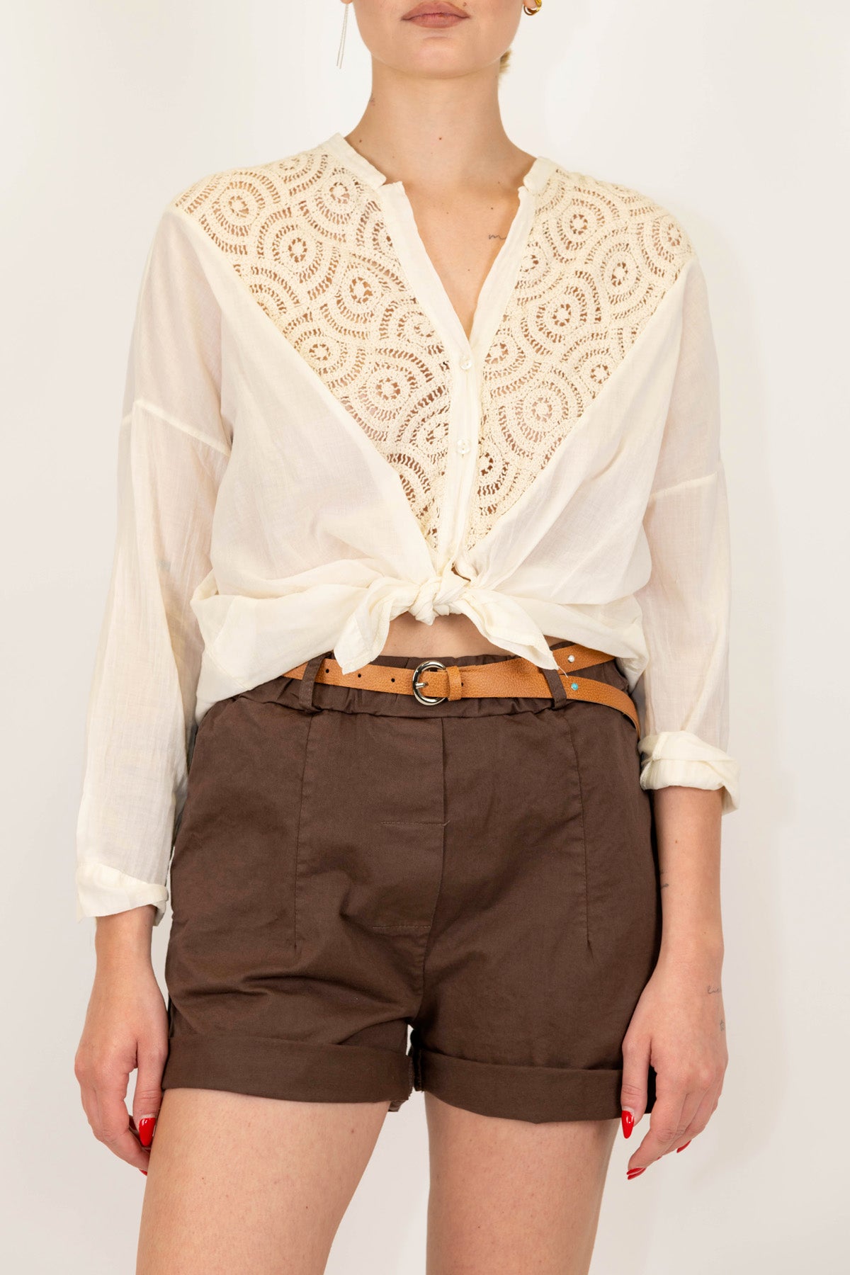 Tensione in - Camicia in mussola di cotone con ricami in crochet e collo coreano