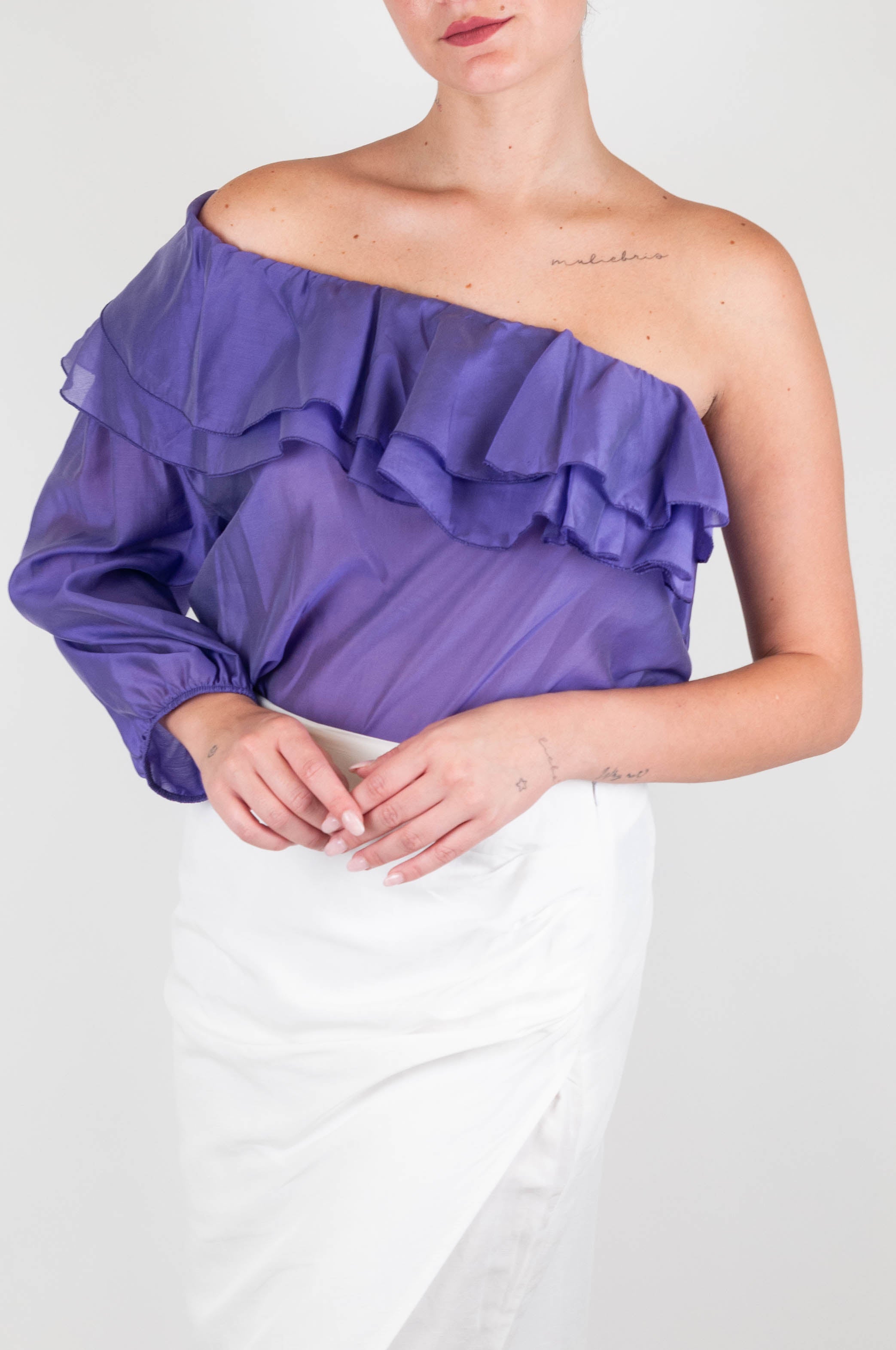 Tensione in - Blusa monospalla con rouches