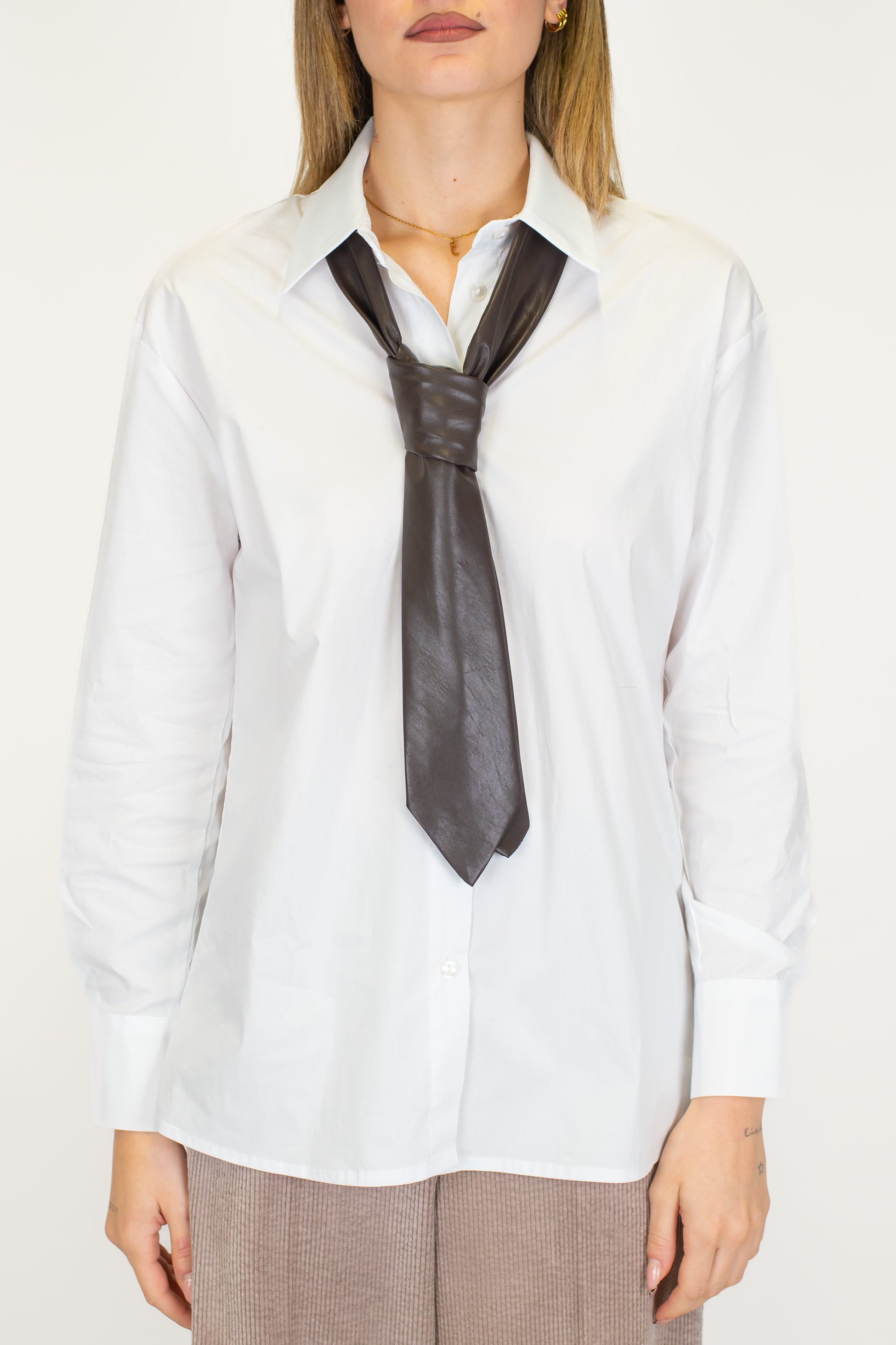 Tensione in - Camicia con cravattino in ecopelle