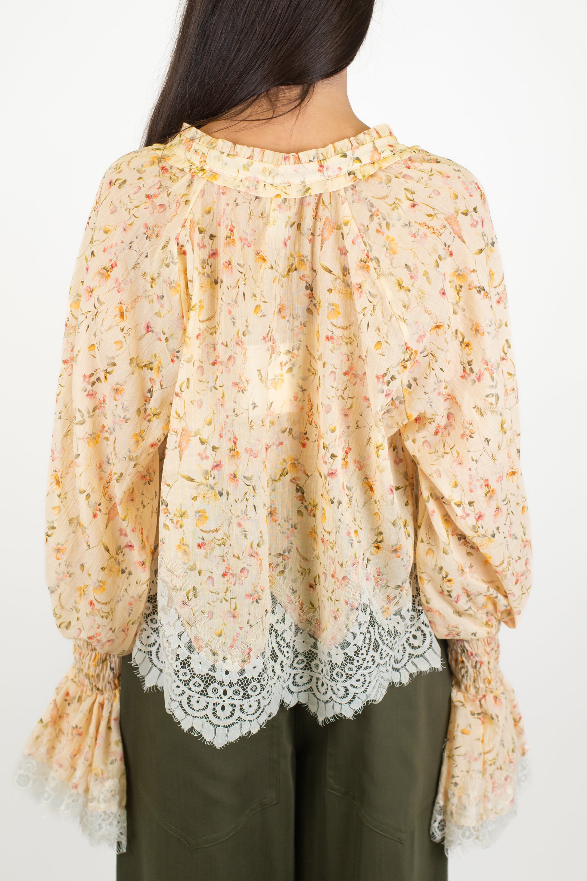 Tensione in - Blusa fantasia floreale scollo a V con fondo stondato e manica a campana con dettagli in pizzo