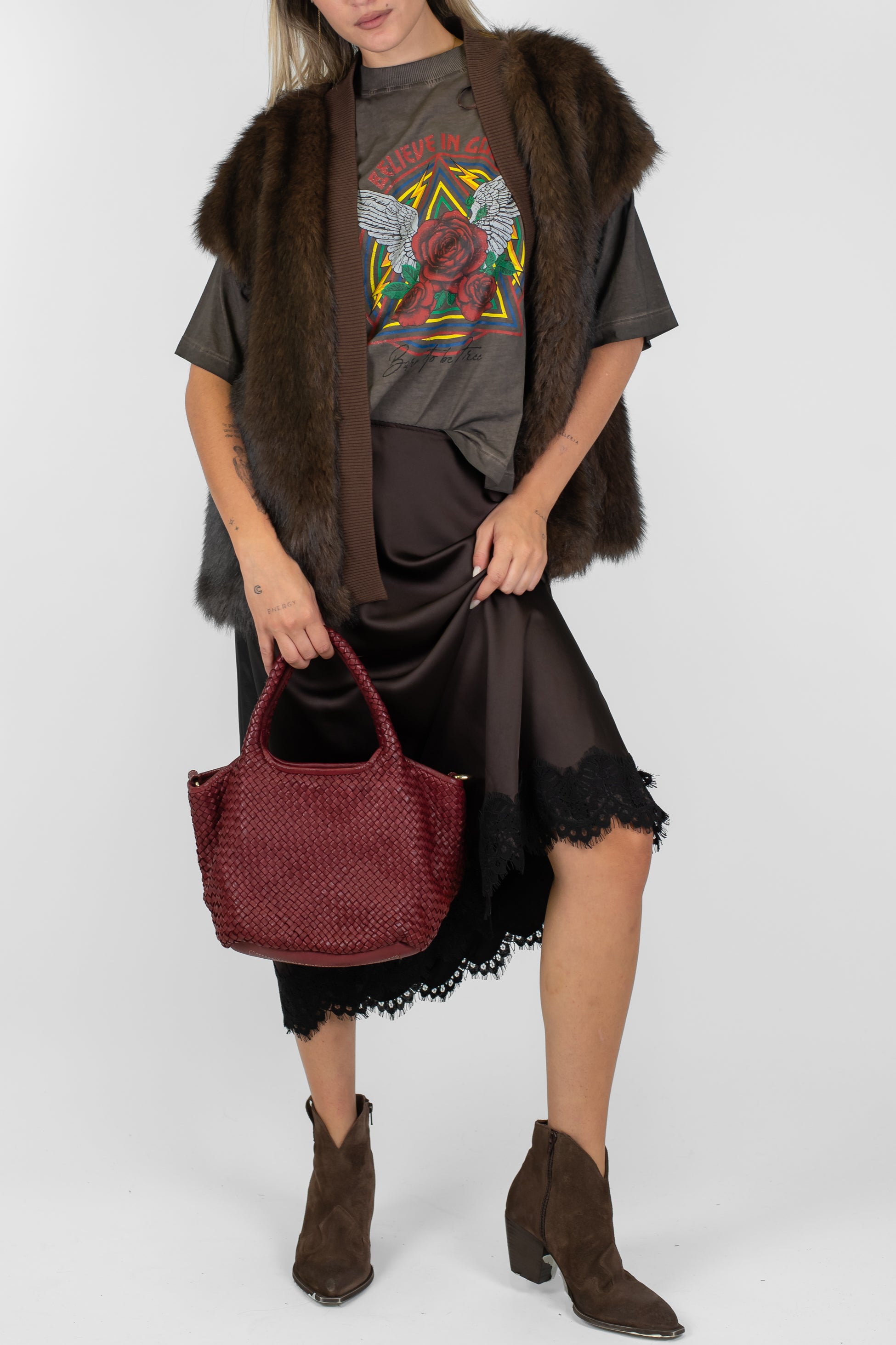 Tensione in - Gonna in satin con orlo a contrasto in pizzo