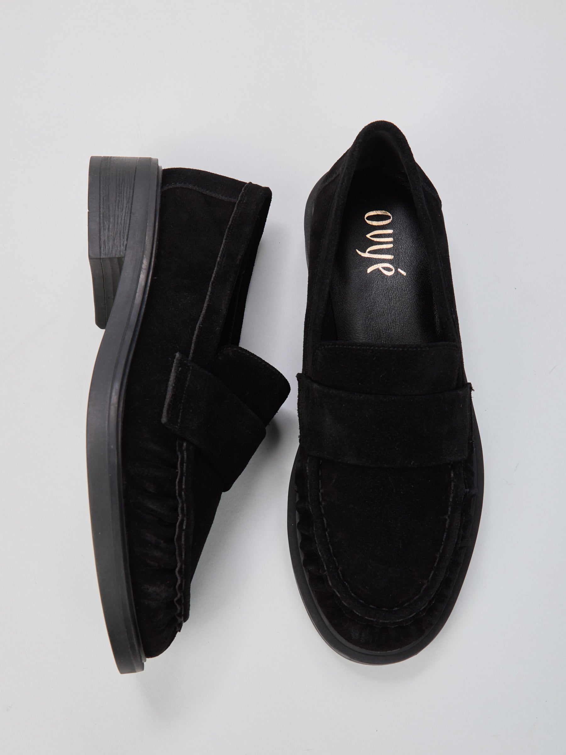 Ovyè - Mocassino in suede e pelle con punta arricciata §