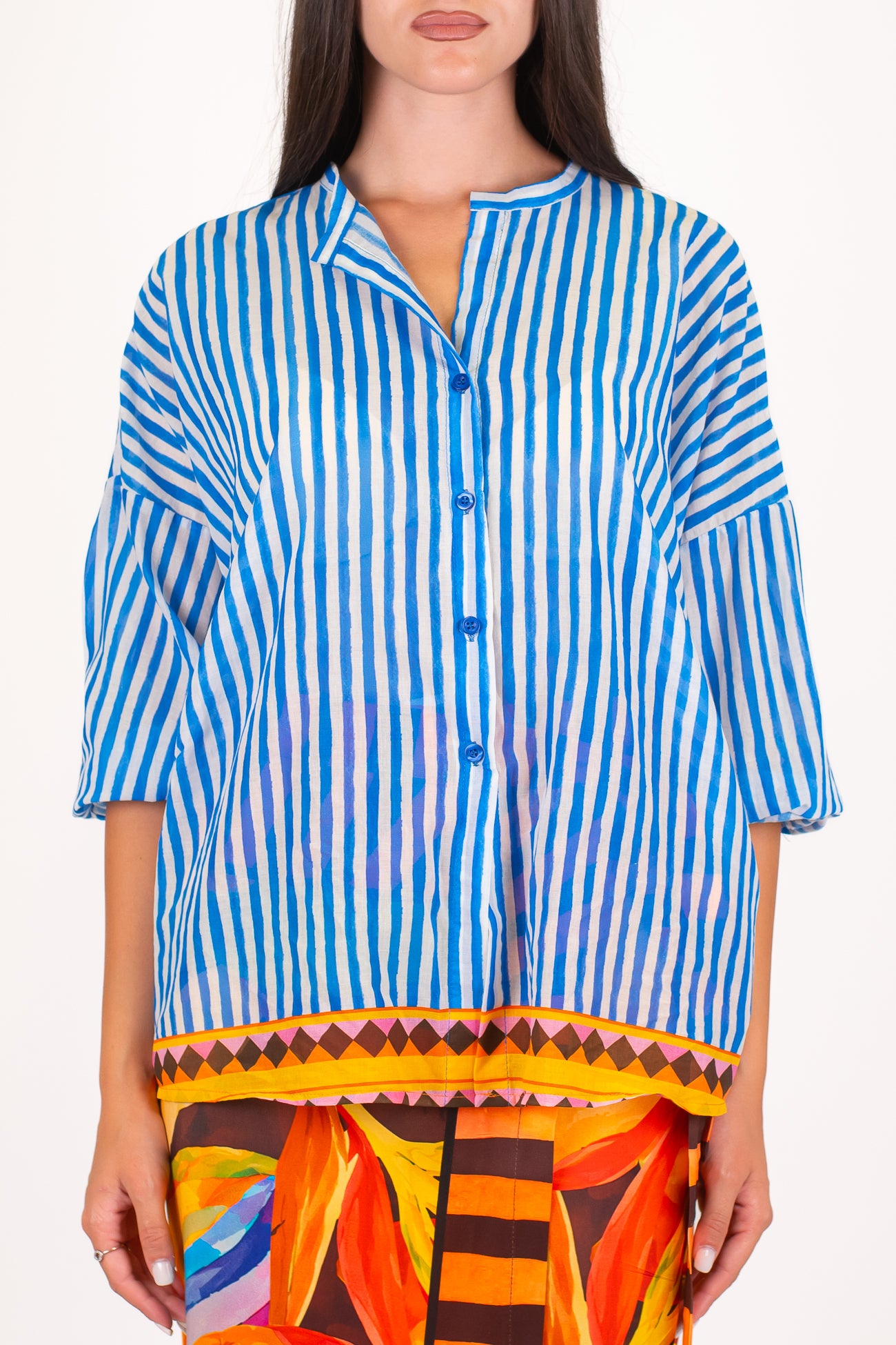 Tensione in - Camicia in mussola di cotone a righe con profilo etnico