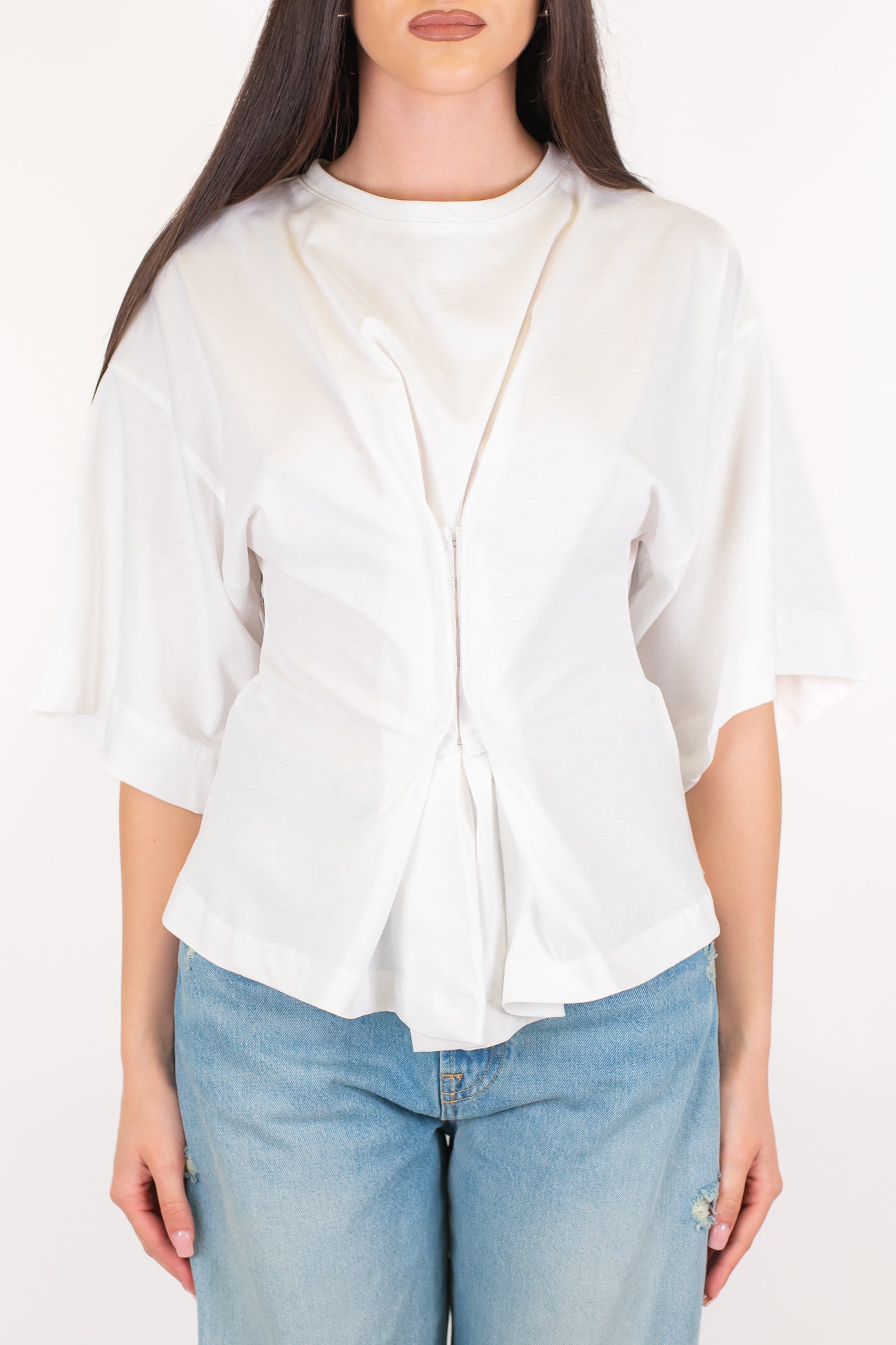 Tensione in - T-shirt con manica over e chiusura ganci centrale