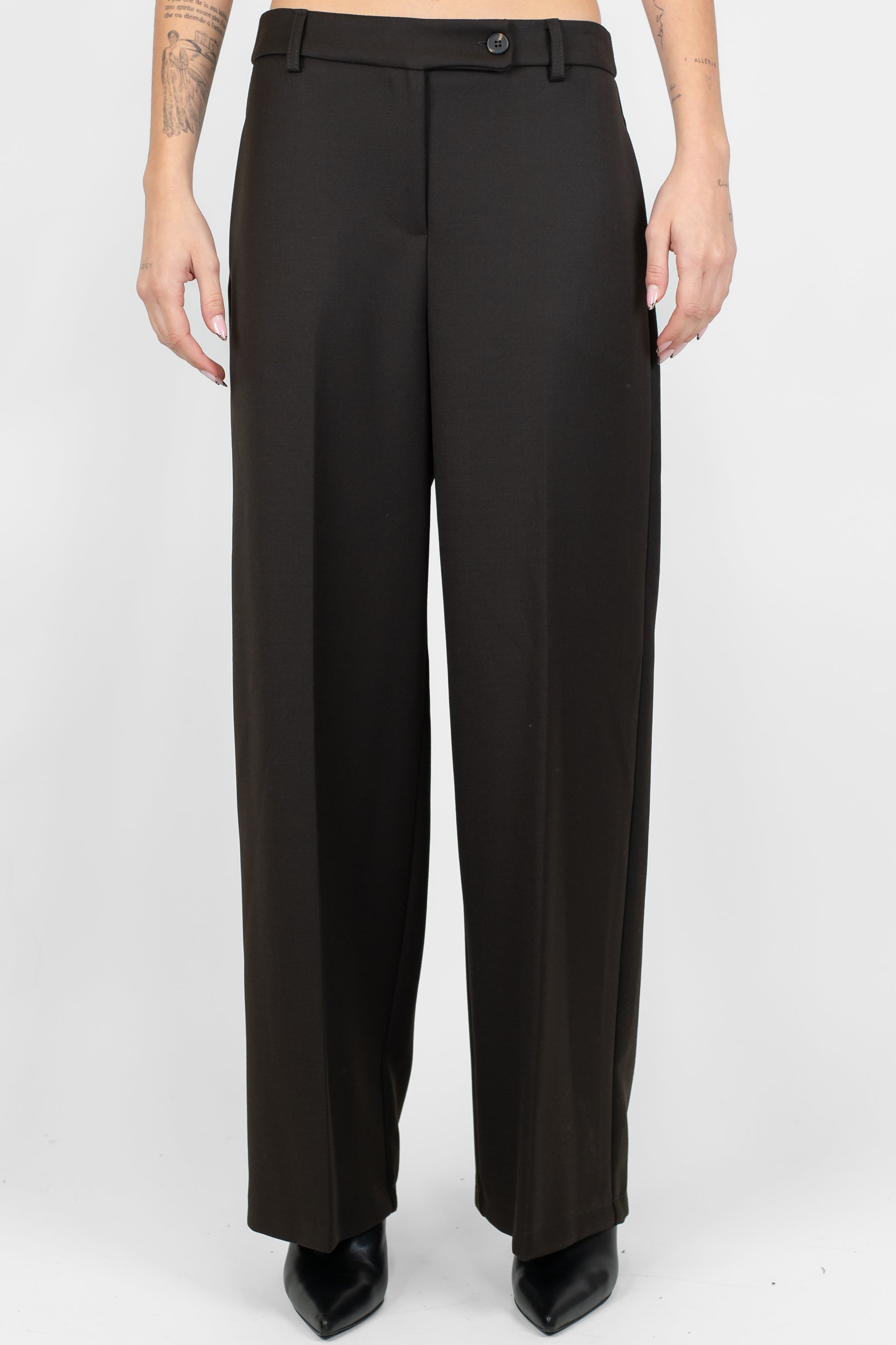 Tensione in - Pantalone palazzo con piega stirata