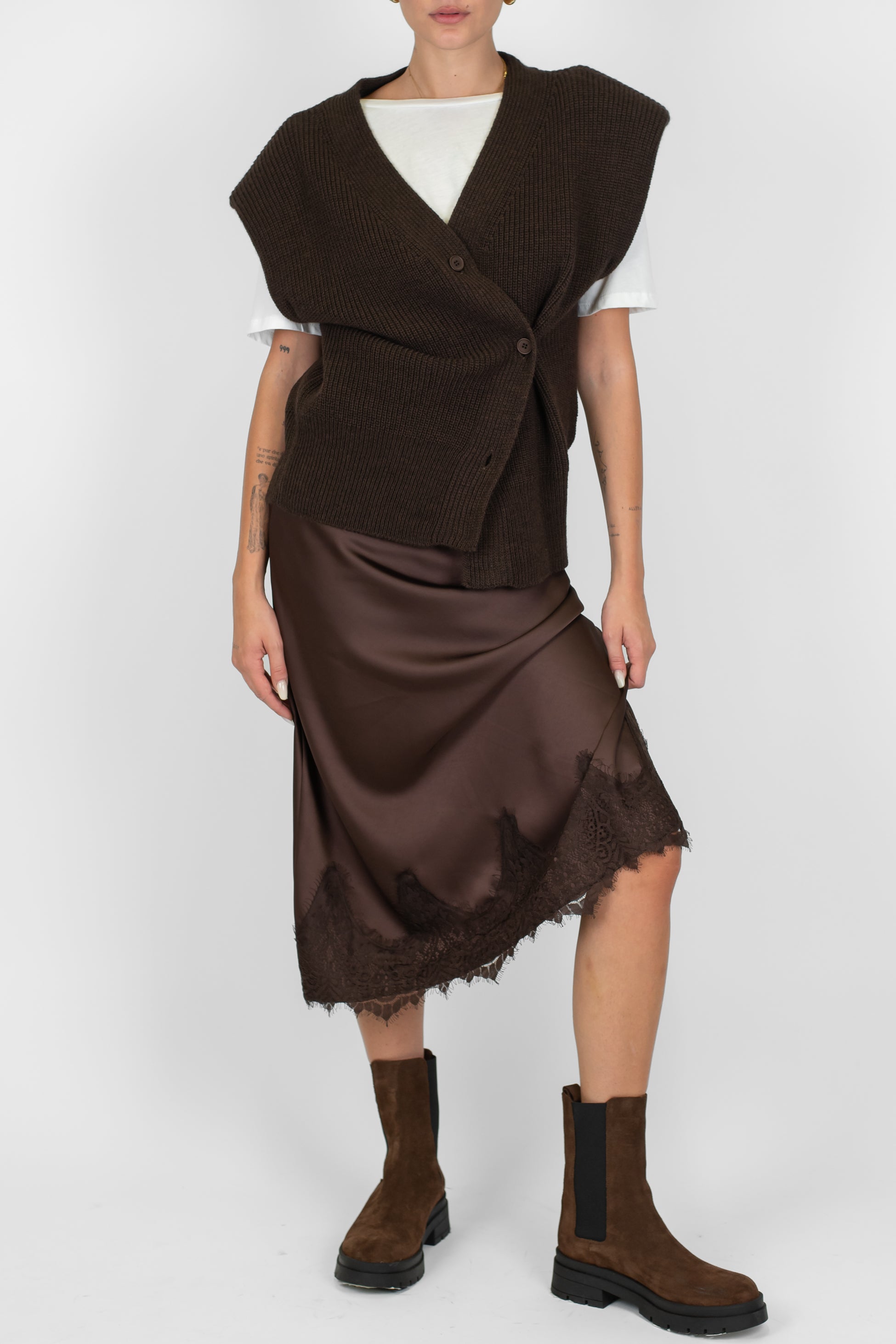 Tensione in - Gonna in satin con orlo in pizzo sul fondo