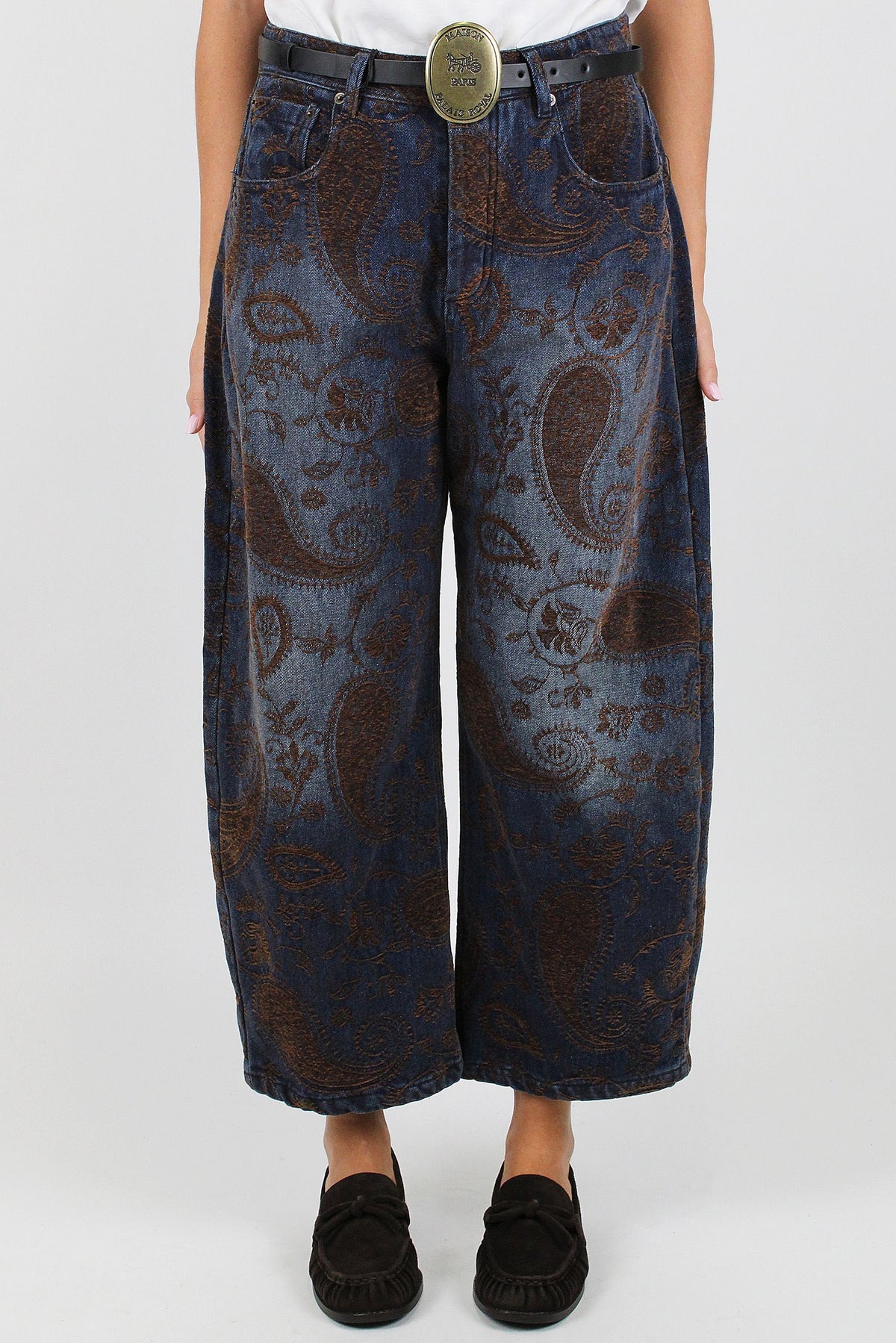 Tensione in - Jeans balloon crop con ricami a contrasto