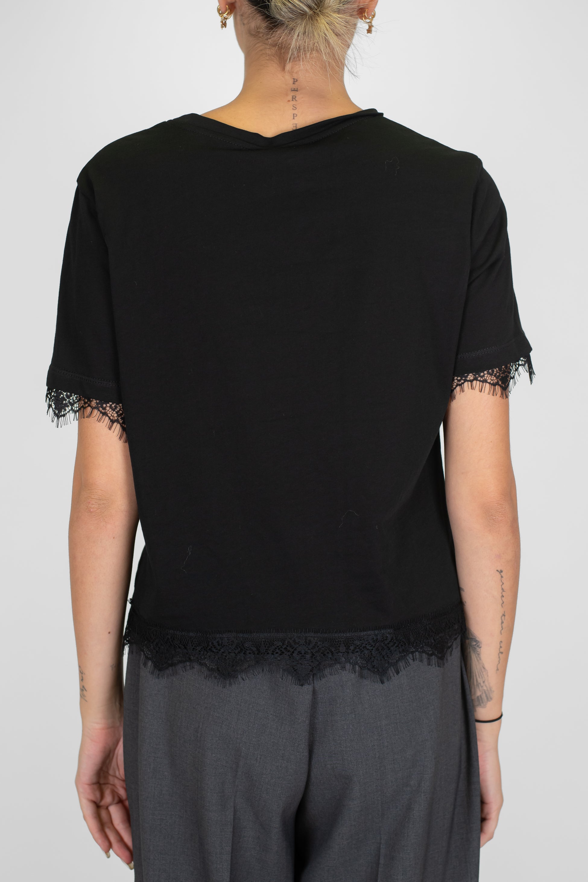 Tensione in - T-shirt con stampa e orli in pizzo