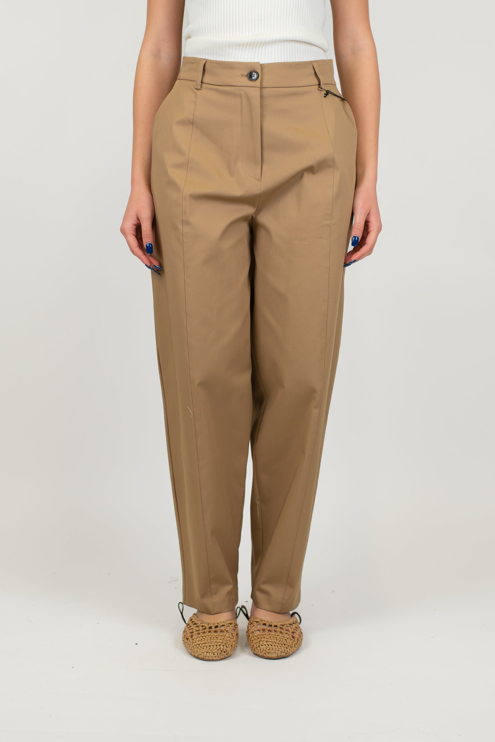 Tensione in - Pantalone carrot in cotone tinta unita