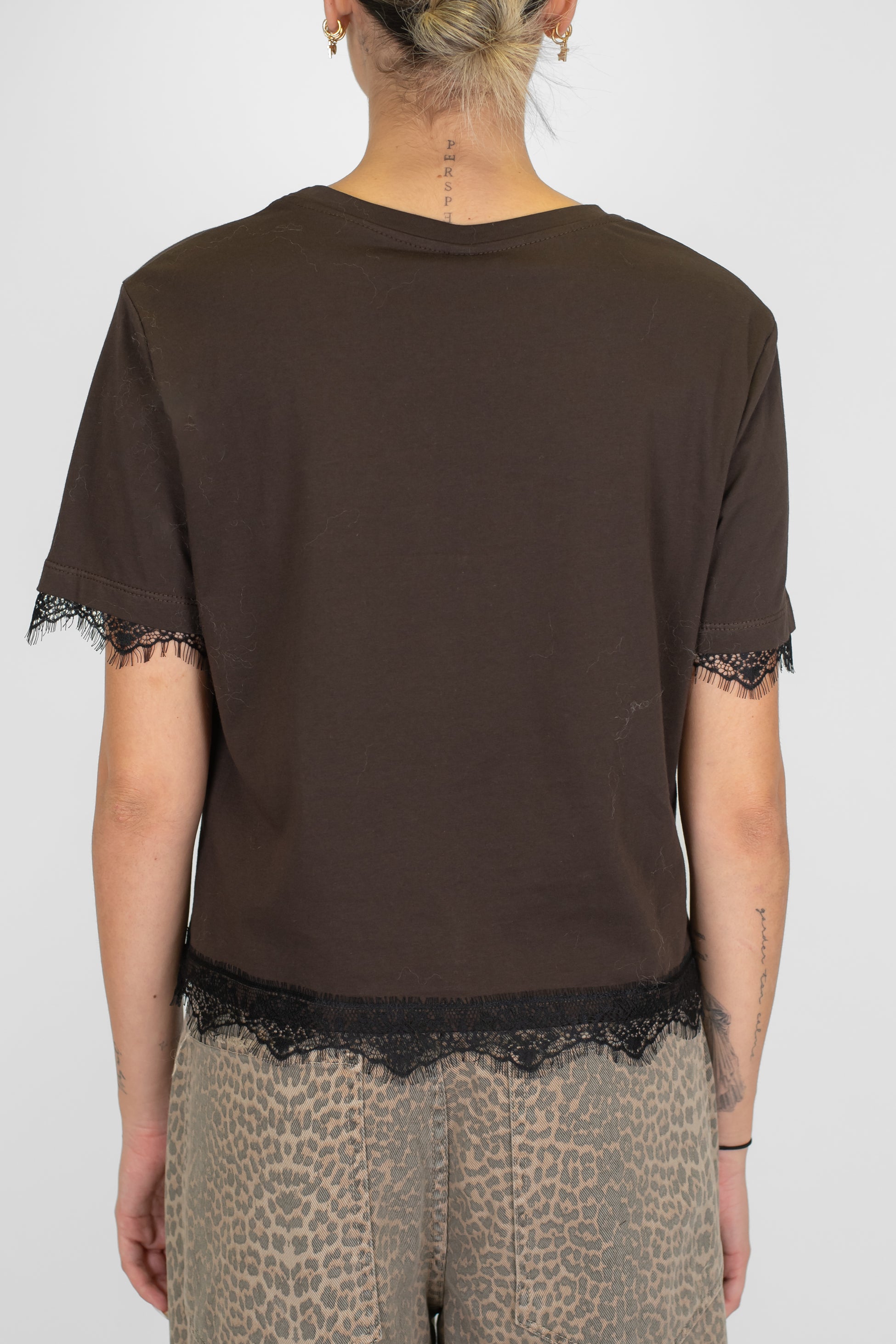 Tensione in - T-shirt con stampa e orli in pizzo