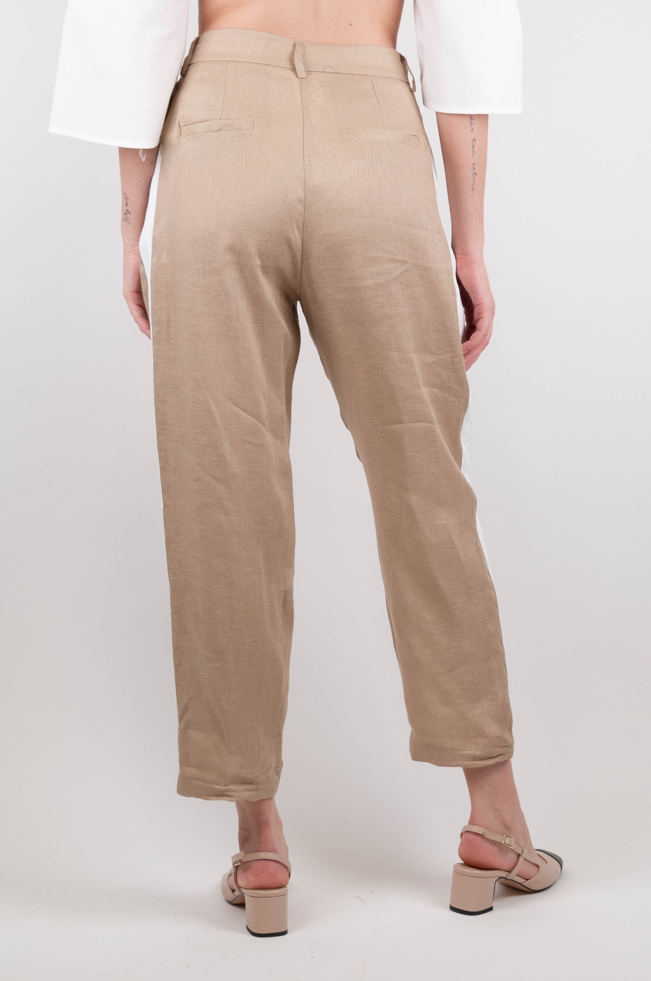 Tension in - Linen trousers with pleats and side band