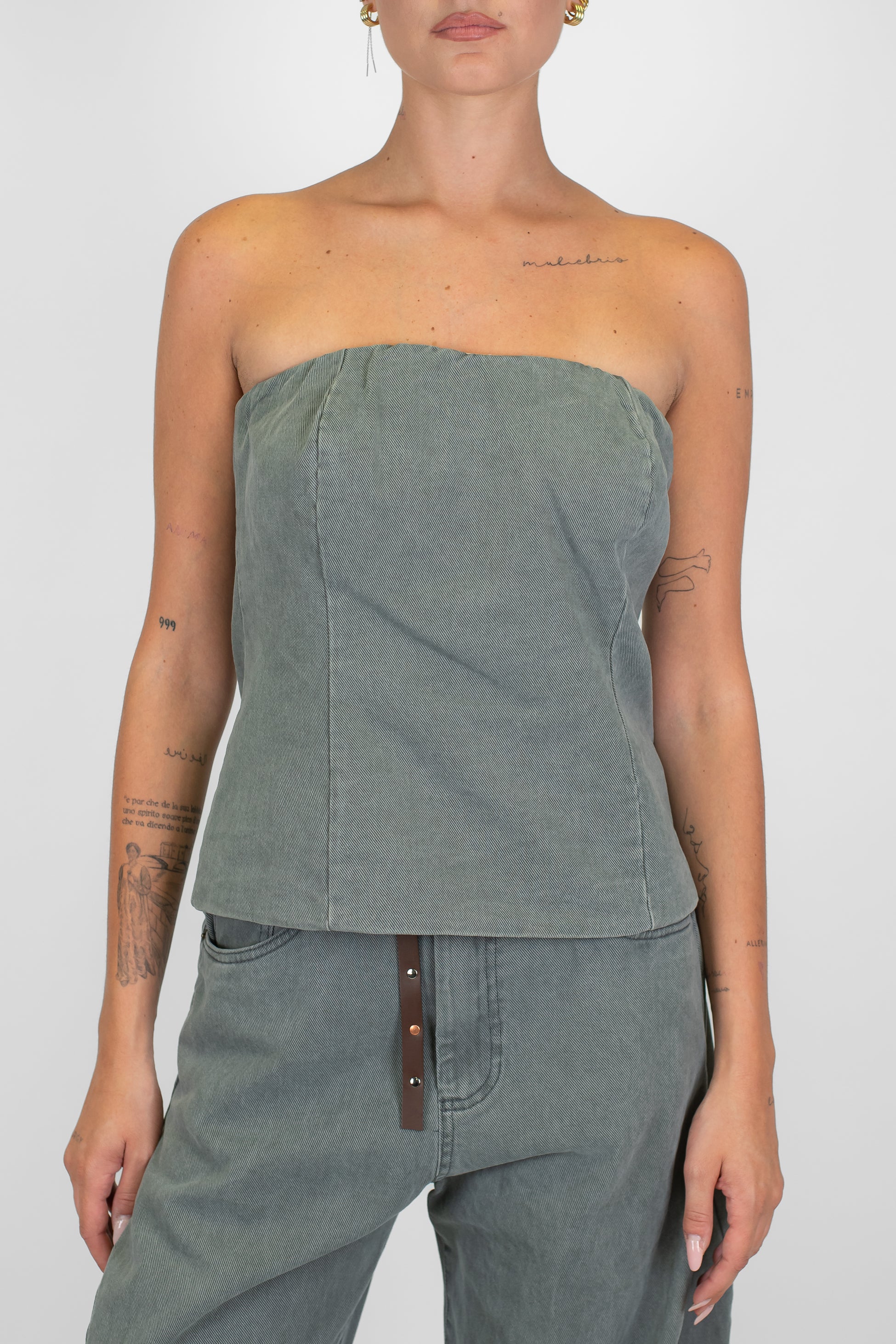 Tensione in - Top a fascia in denim colorato con elastico sul retro