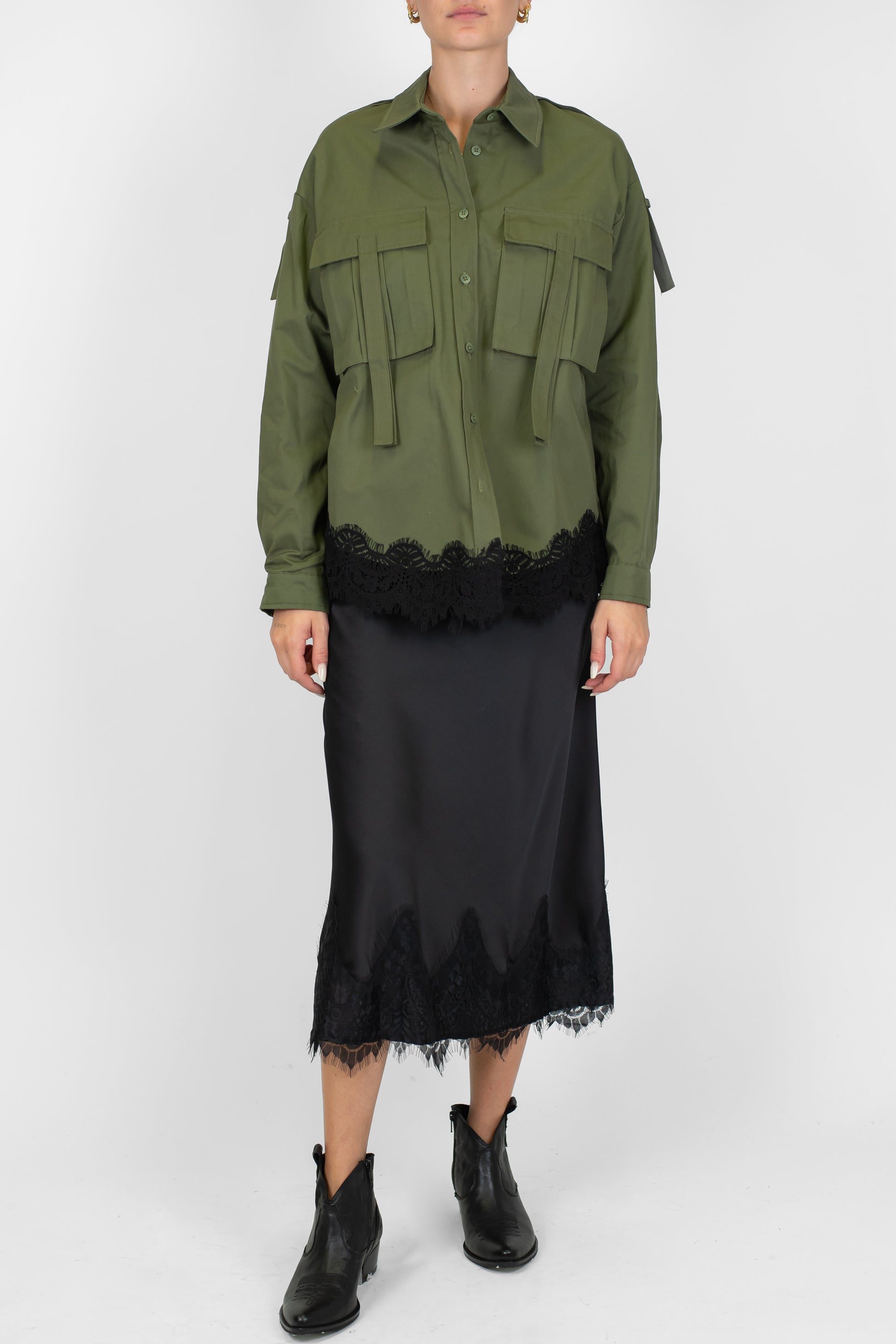 Tensione in - Gonna in satin con orlo in pizzo sul fondo